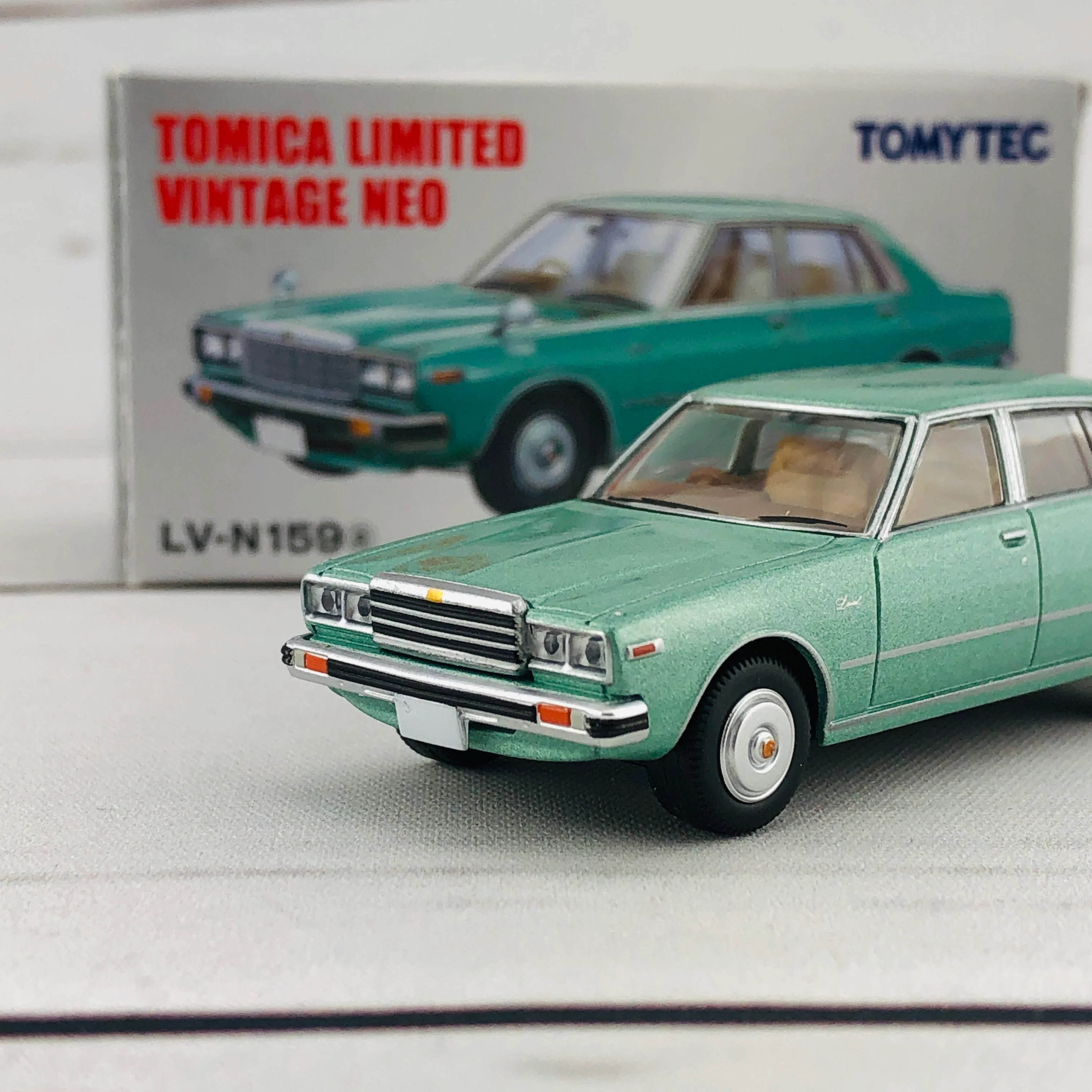 Tomica Limited Vintage 1/64 Nissan Laurel 2000SGL-E (1979) LV-N159a - Image 3