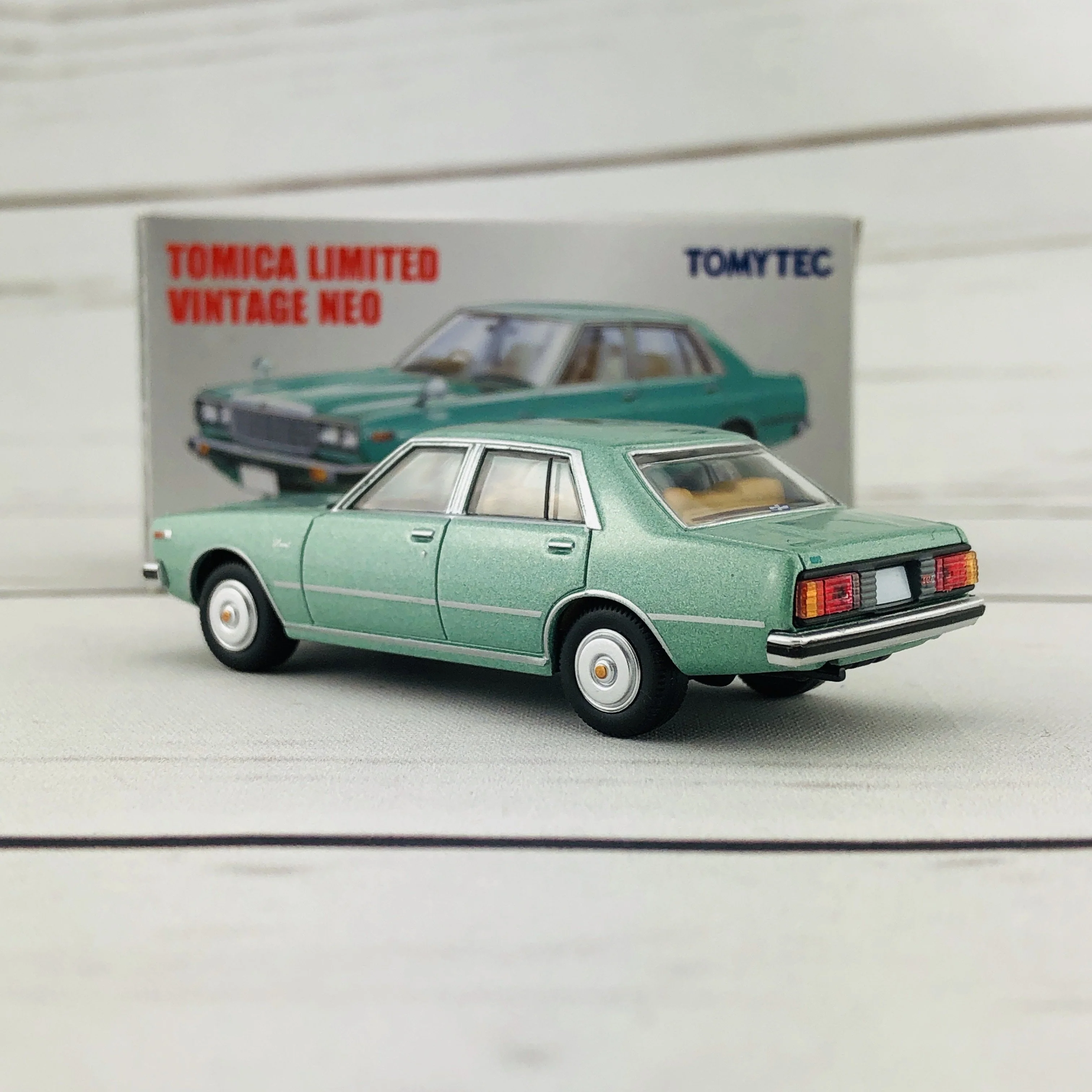 Tomica Limited Vintage 1/64 Nissan Laurel 2000SGL-E (1979) LV-N159a - Image 4