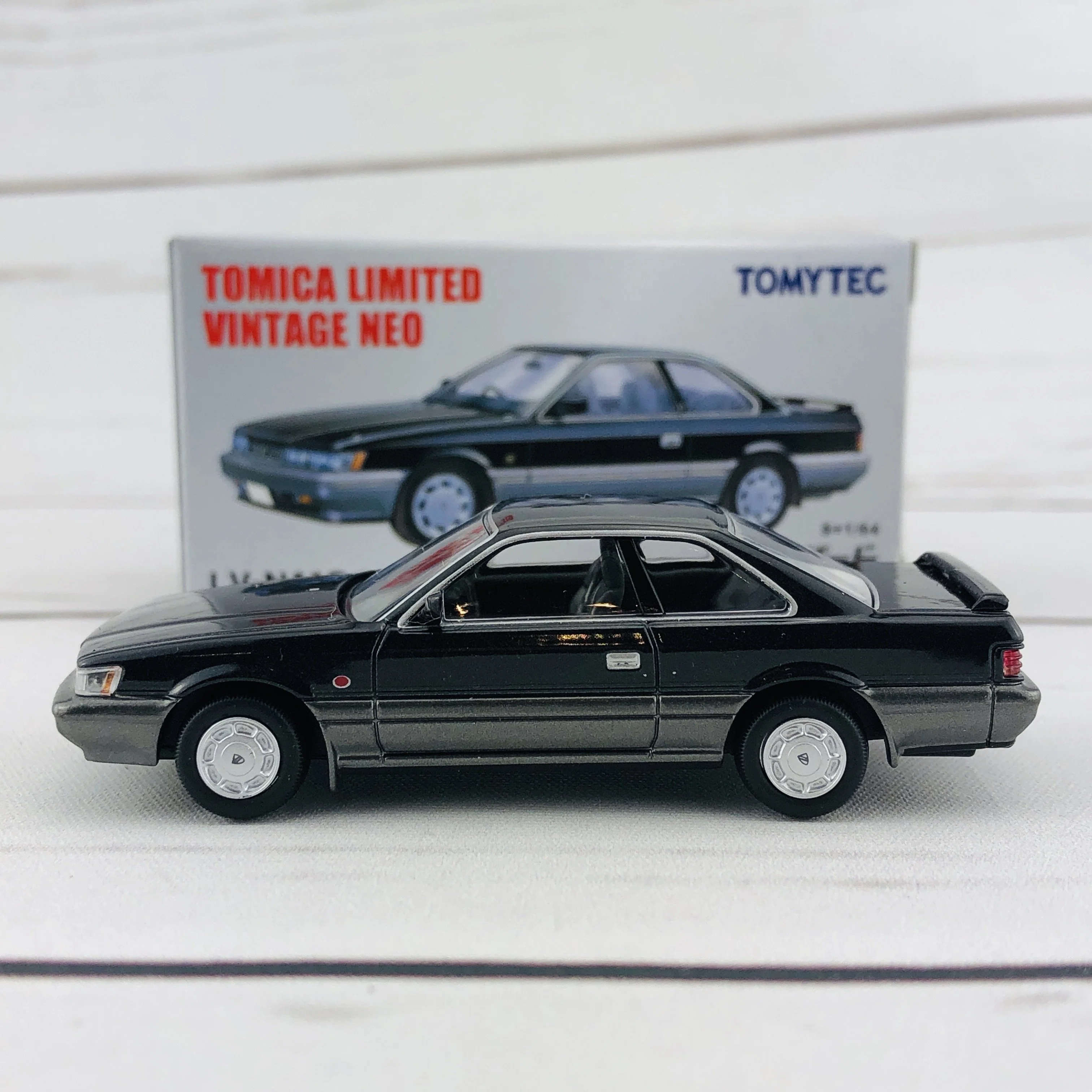 Tomica Limited Vintage 1/64 Nissan Leopard 2.0XS-II Black/Silver (1987) LV-N118d - Image 2