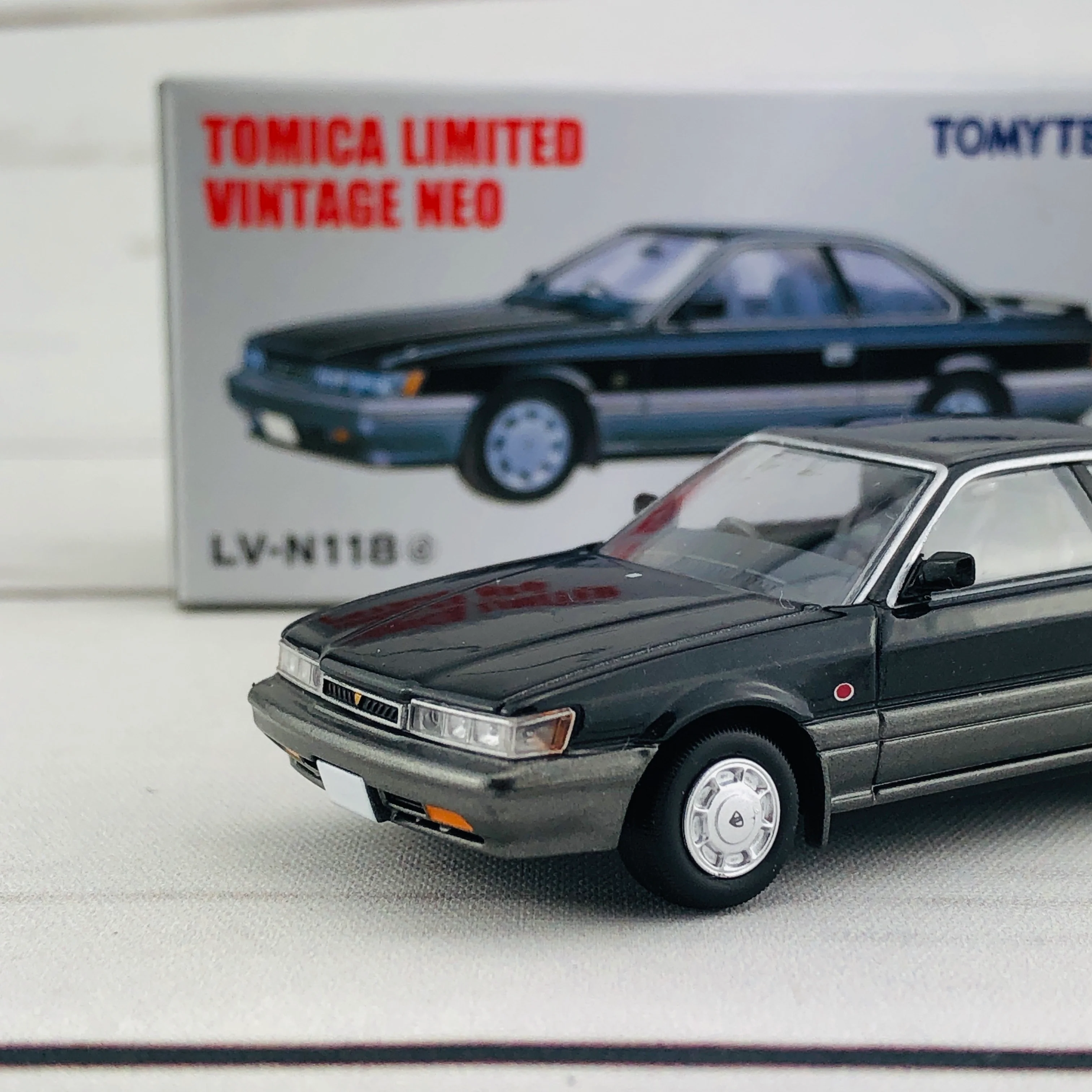 Tomica Limited Vintage 1/64 Nissan Leopard 2.0XS-II Black/Silver (1987) LV-N118d - Image 3