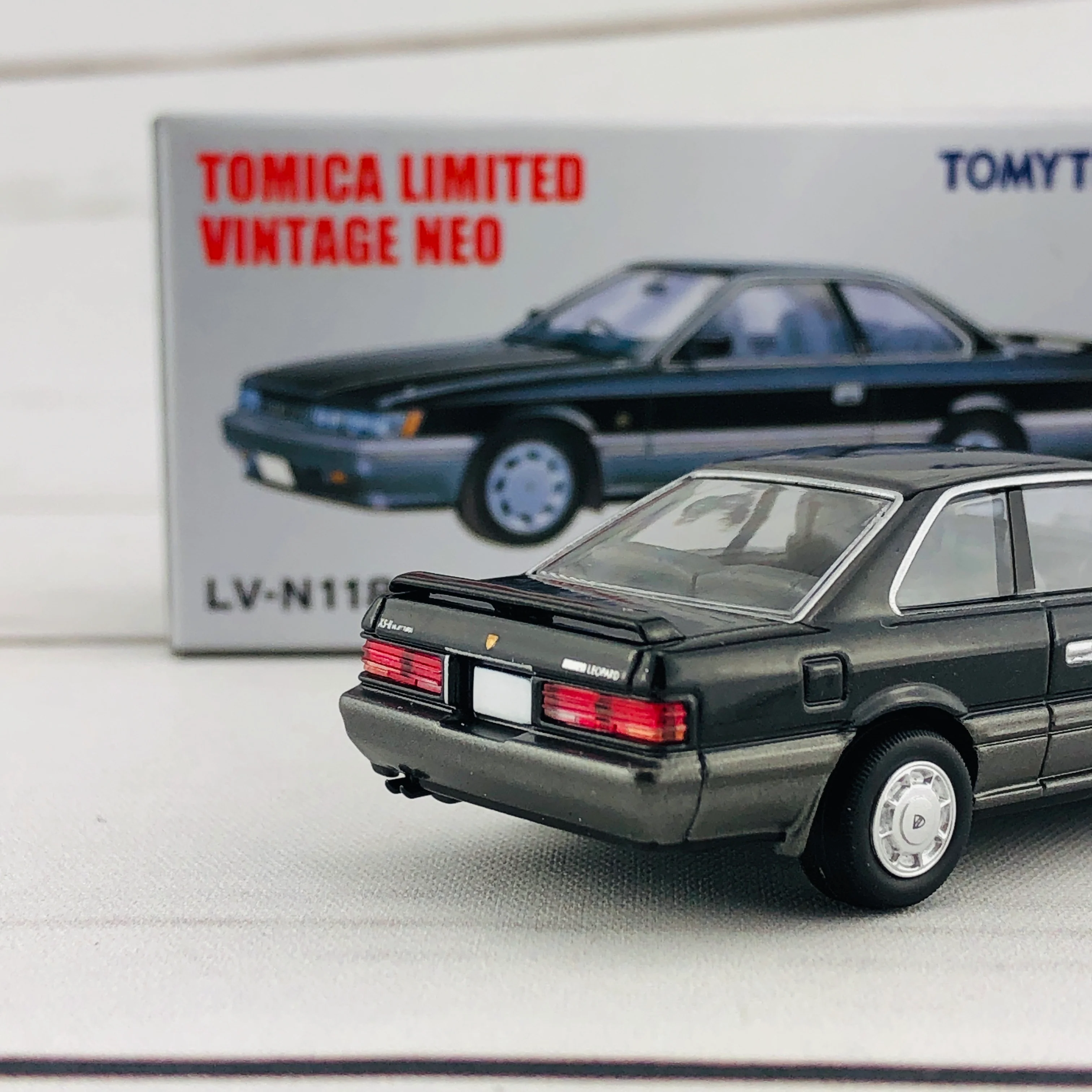 Tomica Limited Vintage 1/64 Nissan Leopard 2.0XS-II Black/Silver (1987) LV-N118d - Image 4