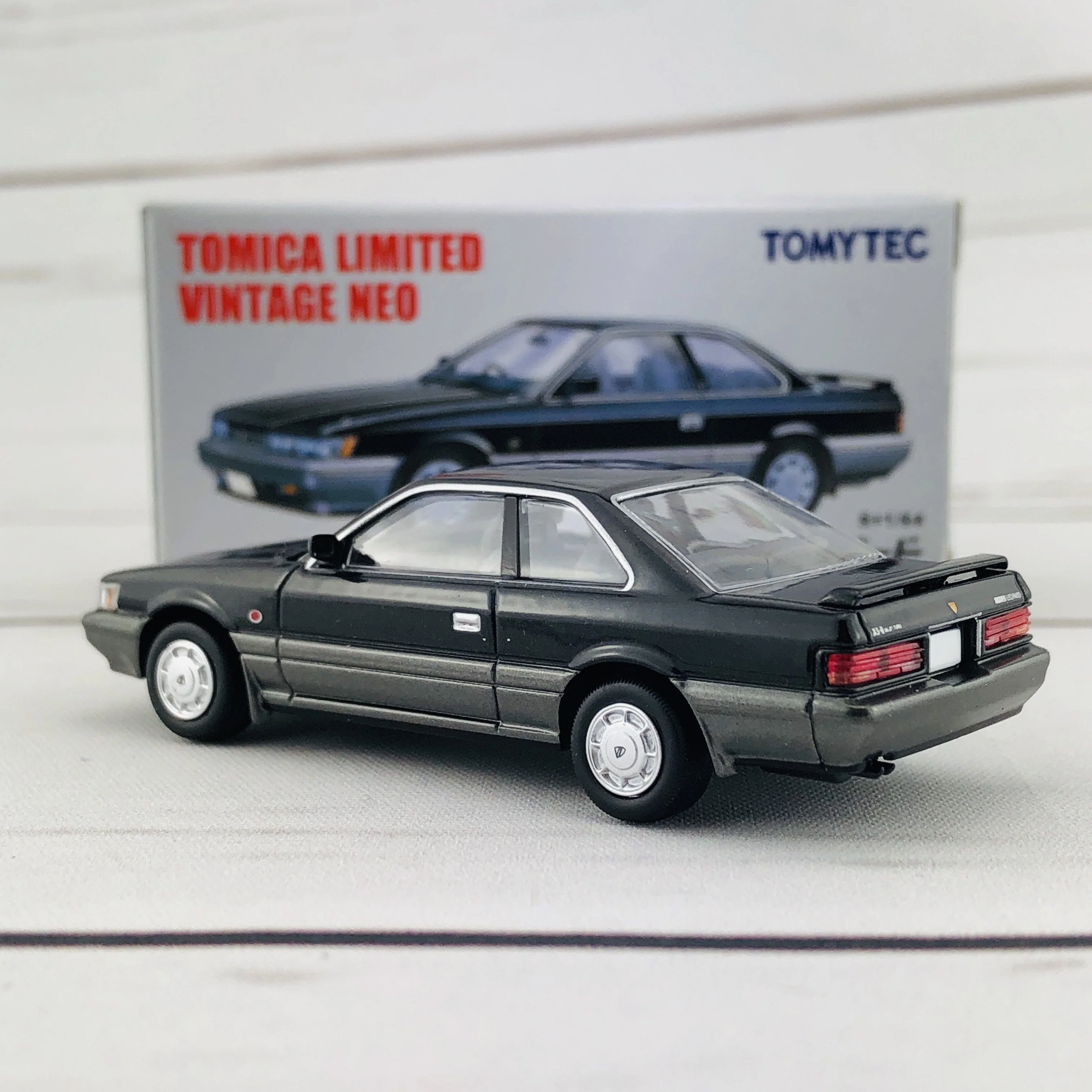 Tomica Limited Vintage 1/64 Nissan Leopard 2.0XS-II Black/Silver (1987) LV-N118d - Image 5