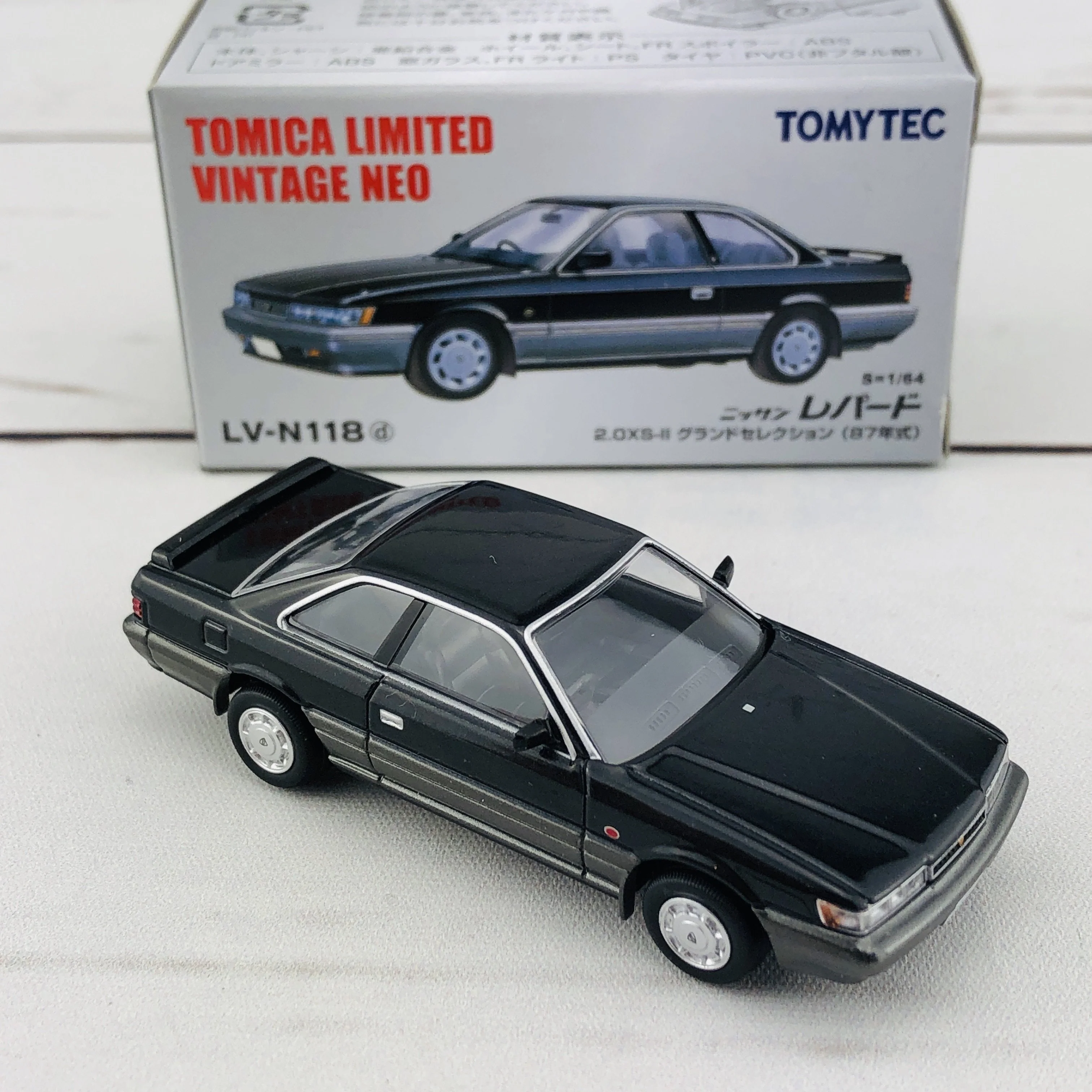 Tomica Limited Vintage 1/64 Nissan Leopard 2.0XS-II Black/Silver (1987) LV-N118d - Image 6