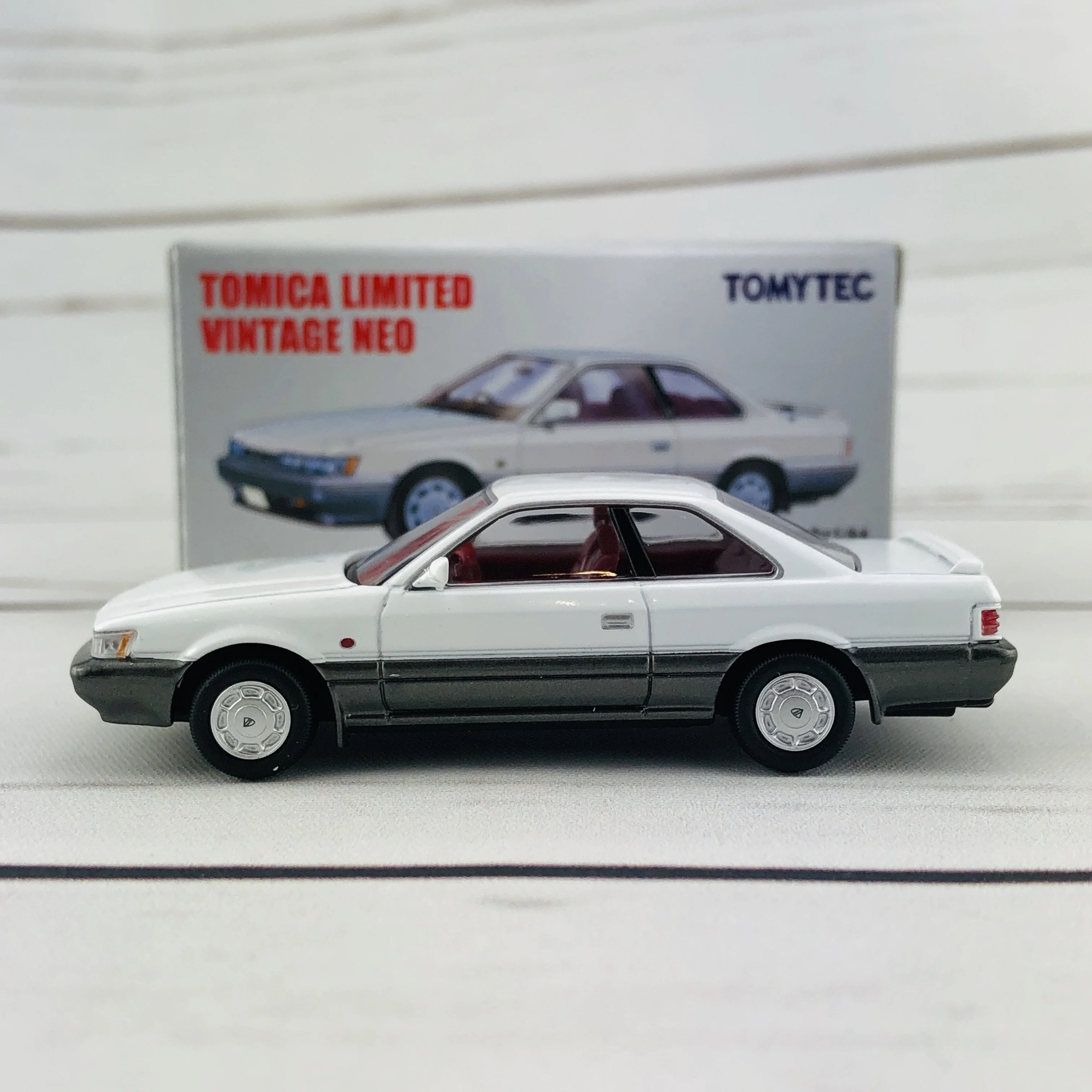 Tomica Limited Vintage 1/64 Nissan Leopard 2.0XS-II White/Silver (1987) LV-N118c - Image 2