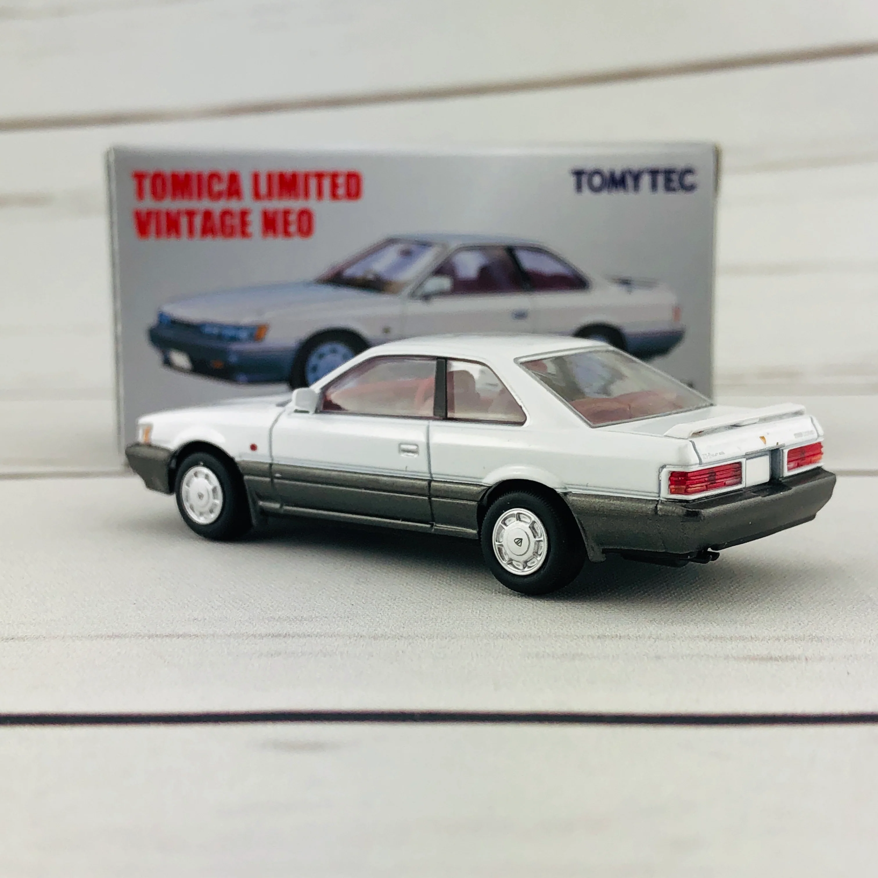 Tomica Limited Vintage 1/64 Nissan Leopard 2.0XS-II White/Silver (1987) LV-N118c - Image 3