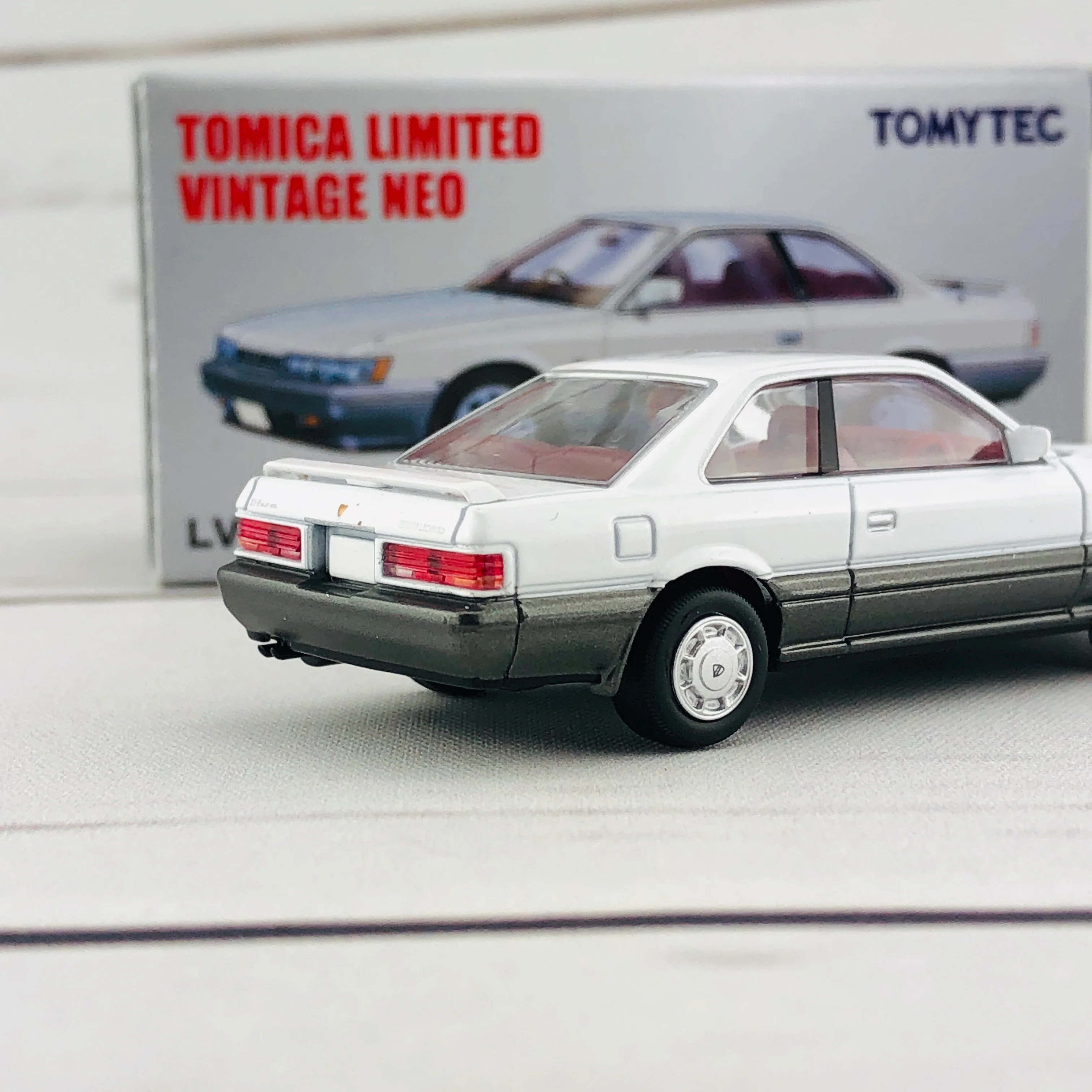 Tomica Limited Vintage 1/64 Nissan Leopard 2.0XS-II White/Silver (1987) LV-N118c - Image 4