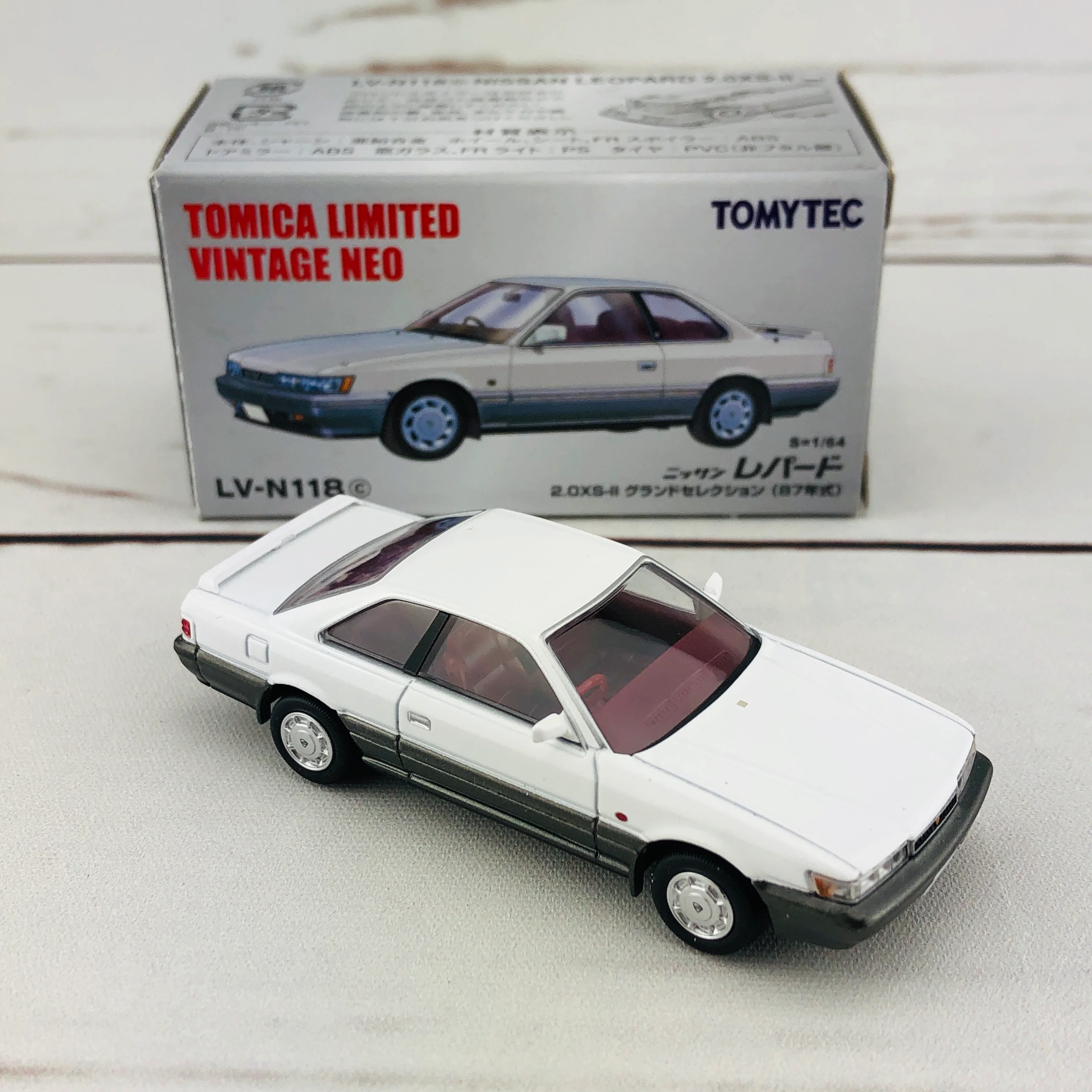 Tomica Limited Vintage 1/64 Nissan Leopard 2.0XS-II White/Silver (1987) LV-N118c - Image 5