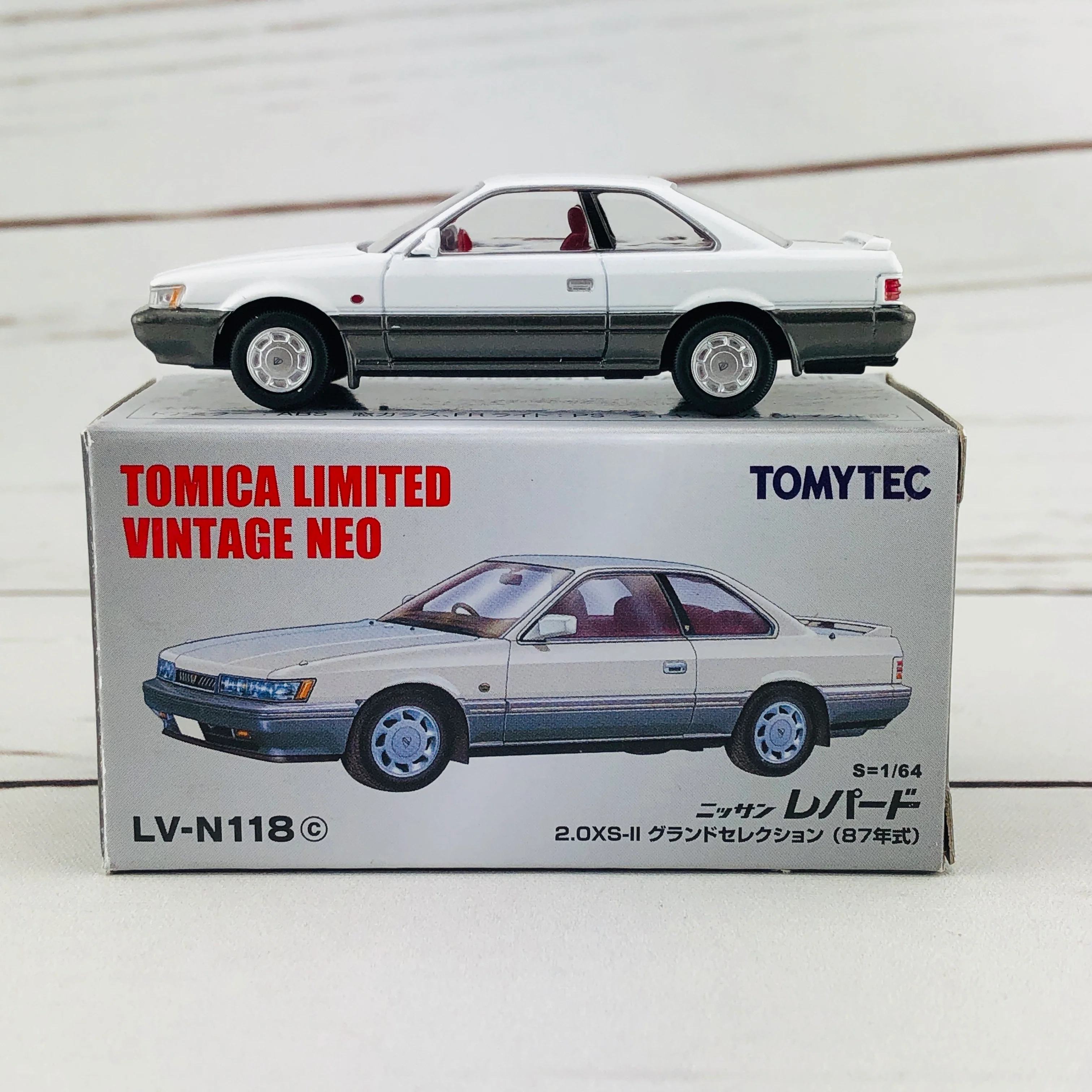 Tomica Limited Vintage 1/64 Nissan Leopard 2.0XS-II White/Silver (1987) LV-N118c - Image 6