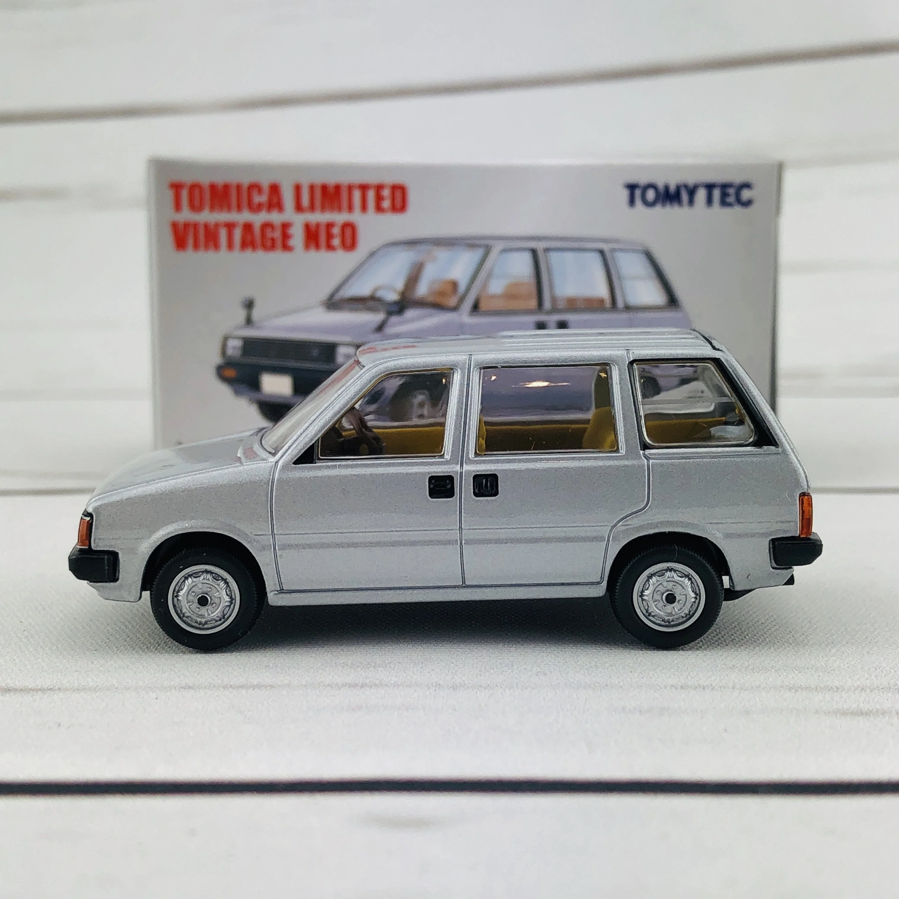 Tomica Limited Vintage 1/64 Nissan Prairie Estate NV (1982) LV-N160b - Image 2