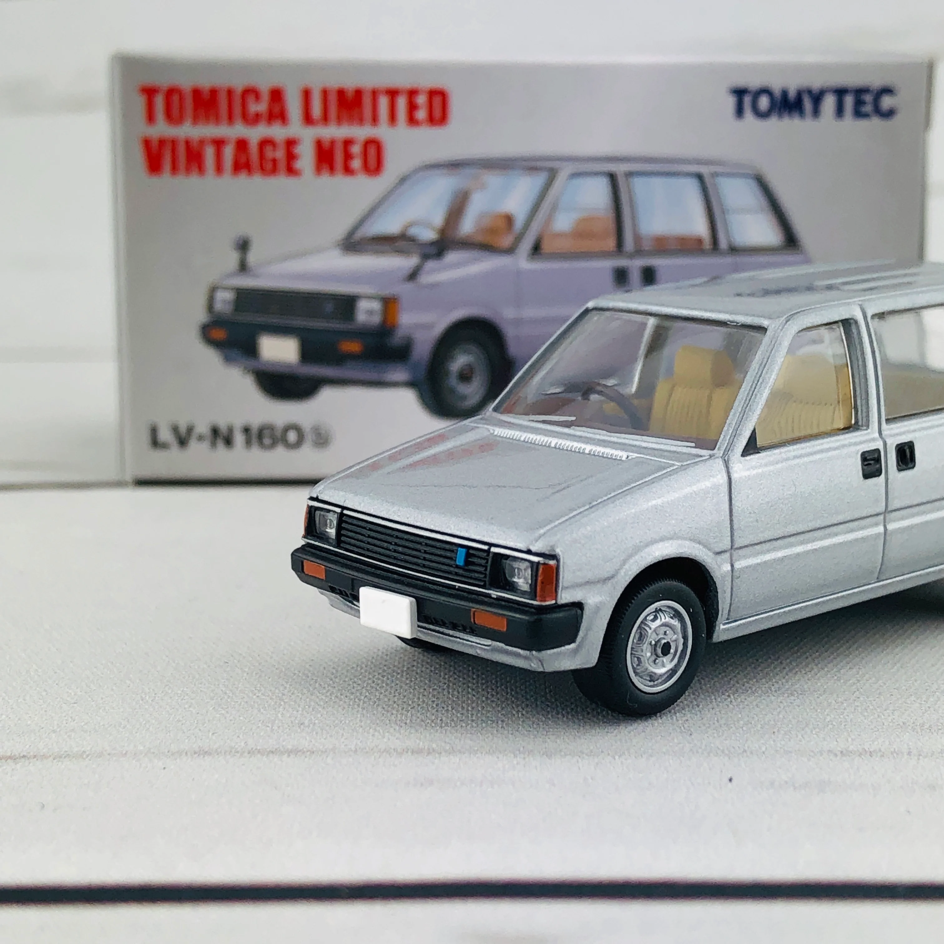 Tomica Limited Vintage 1/64 Nissan Prairie Estate NV (1982) LV-N160b - Image 3