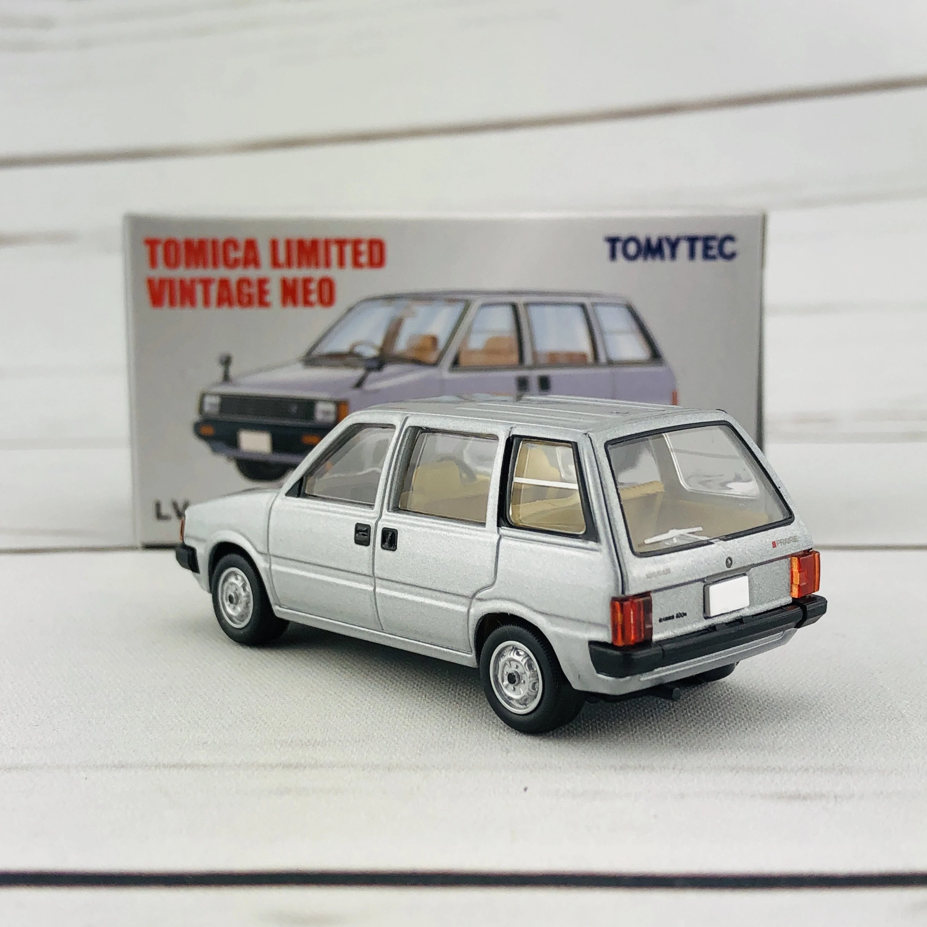 Tomica Limited Vintage 1/64 Nissan Prairie Estate NV (1982) LV-N160b - Image 4
