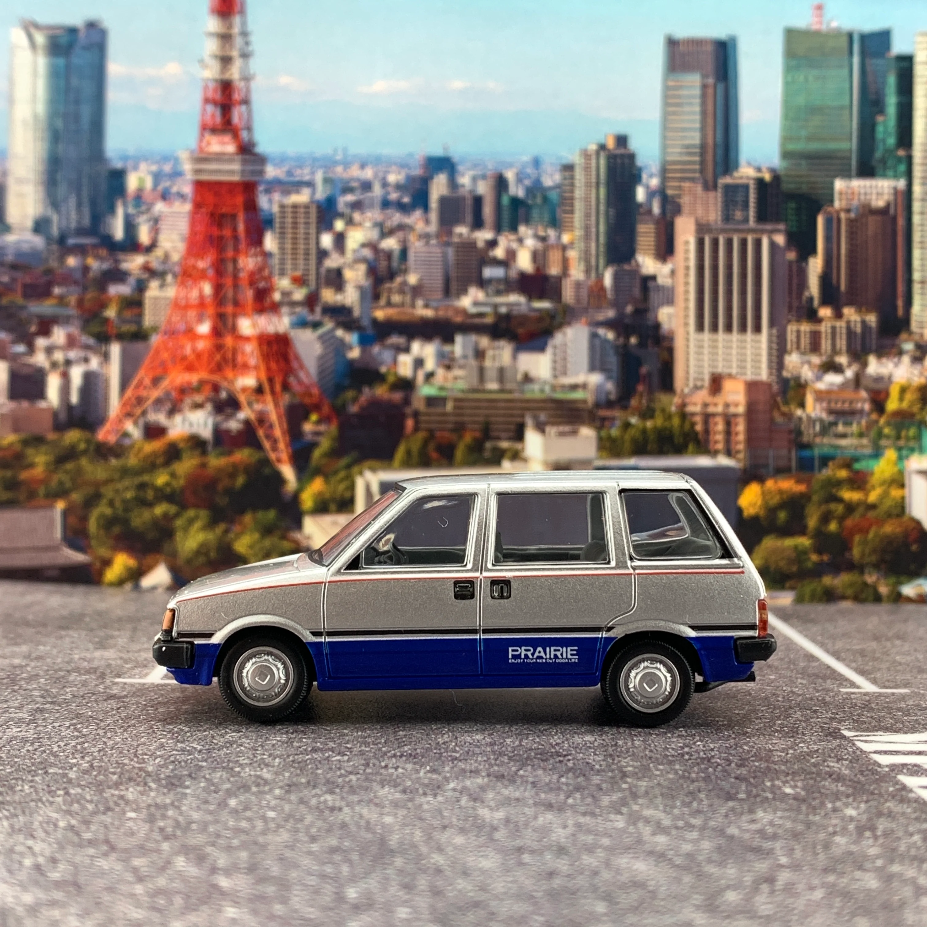Tomica Limited Vintage 1/64 Nissan Prairie Extra JW-G LV-N115b - Image 3