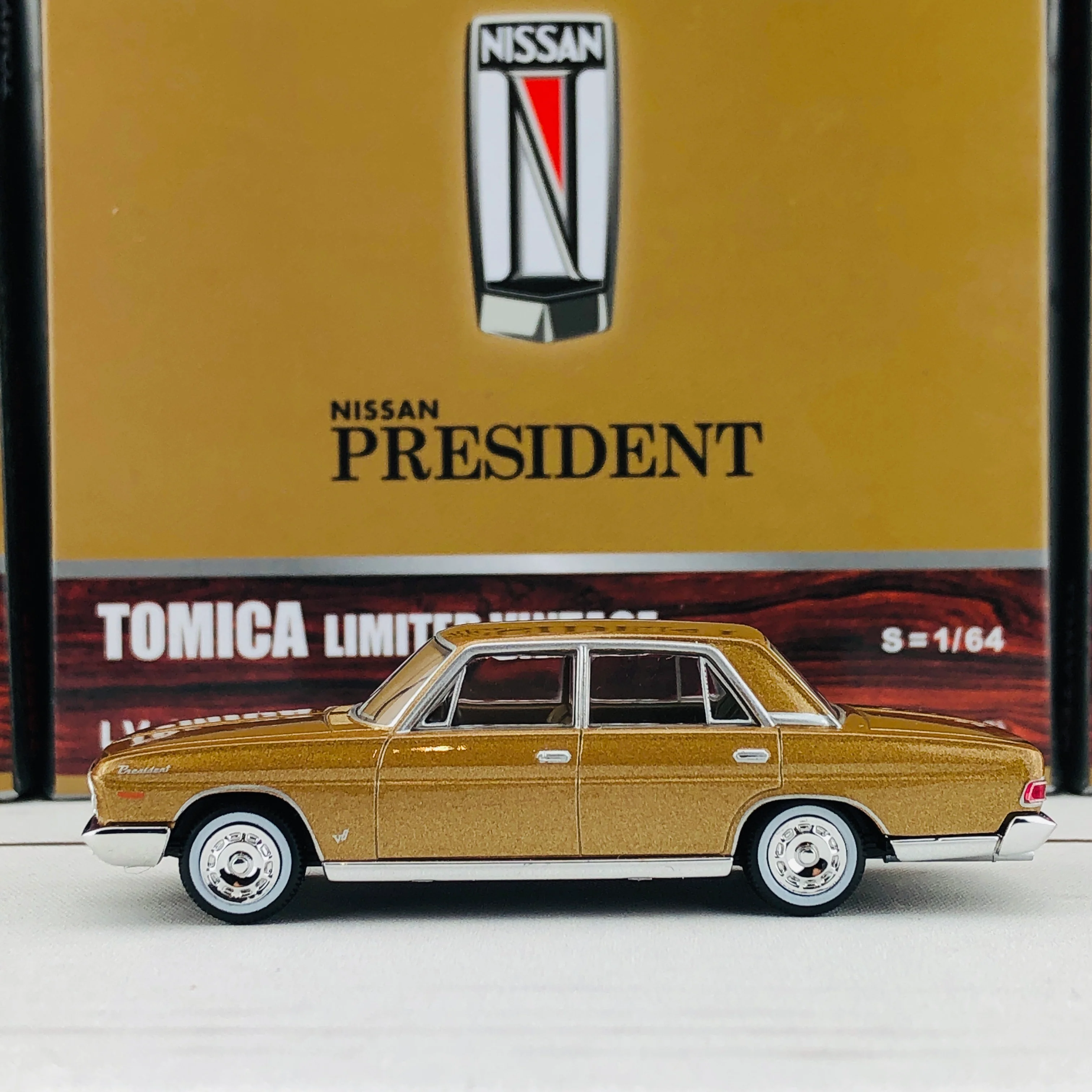 Tomica Limited Vintage 1/64 Nissan President H150-D (1966) LV-158b - Image 2