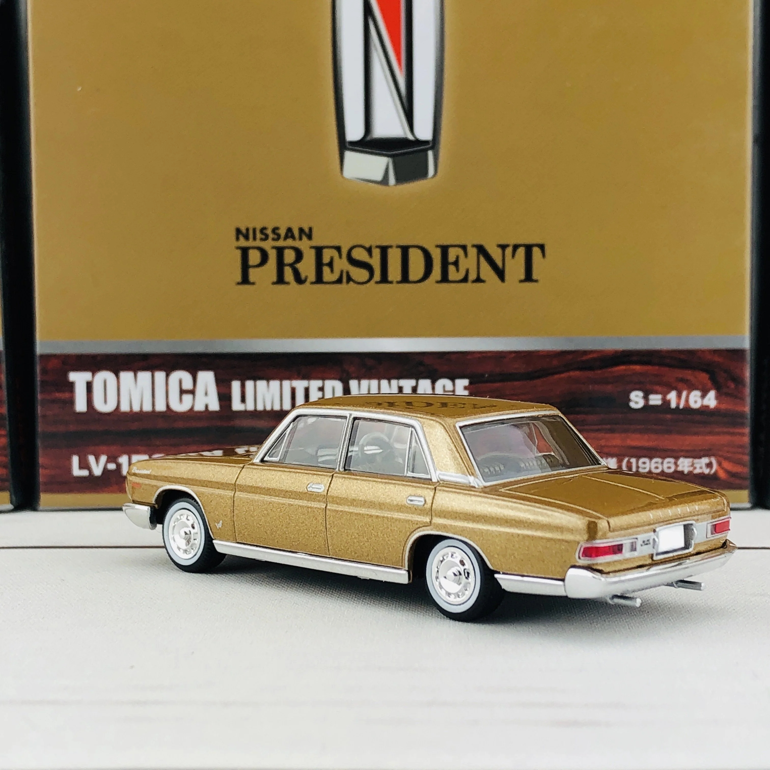 Tomica Limited Vintage 1/64 Nissan President H150-D (1966) LV-158b - Image 4