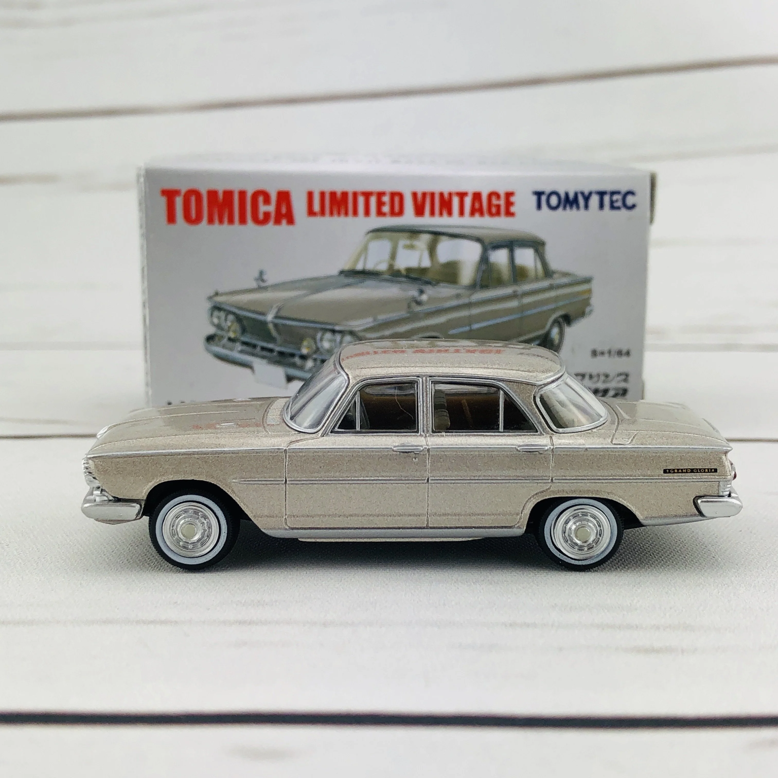 Tomica Limited Vintage 1/64 Nissan Prince Gloria (1964) LV-175b - Image 2