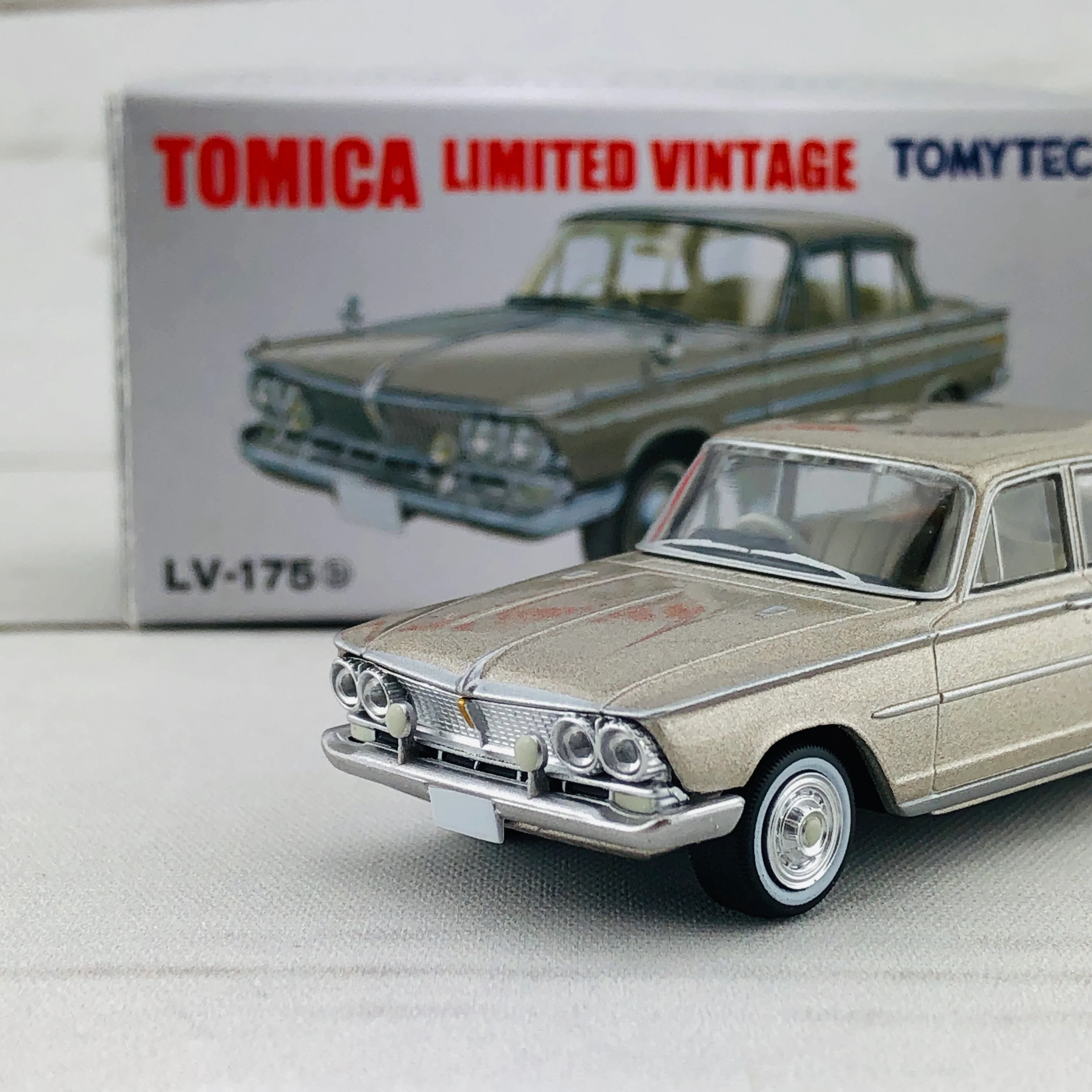 Tomica Limited Vintage 1/64 Nissan Prince Gloria (1964) LV-175b - Image 3