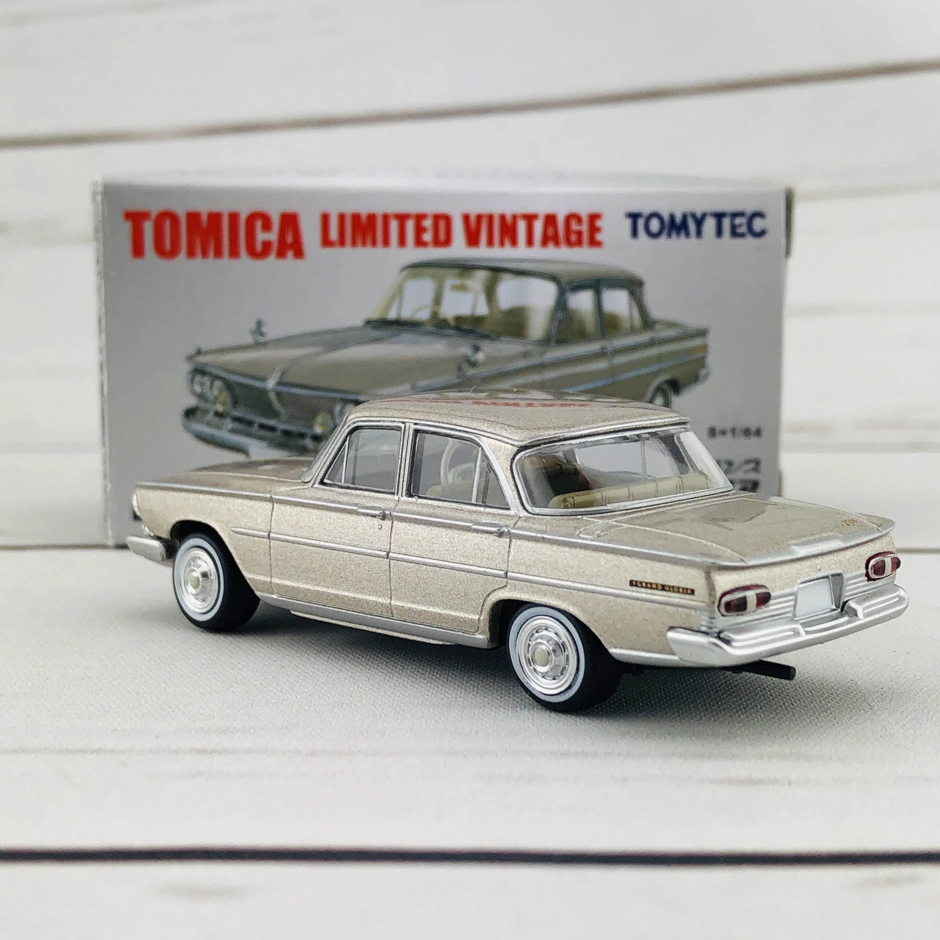 Tomica Limited Vintage 1/64 Nissan Prince Gloria (1964) LV-175b - Image 4