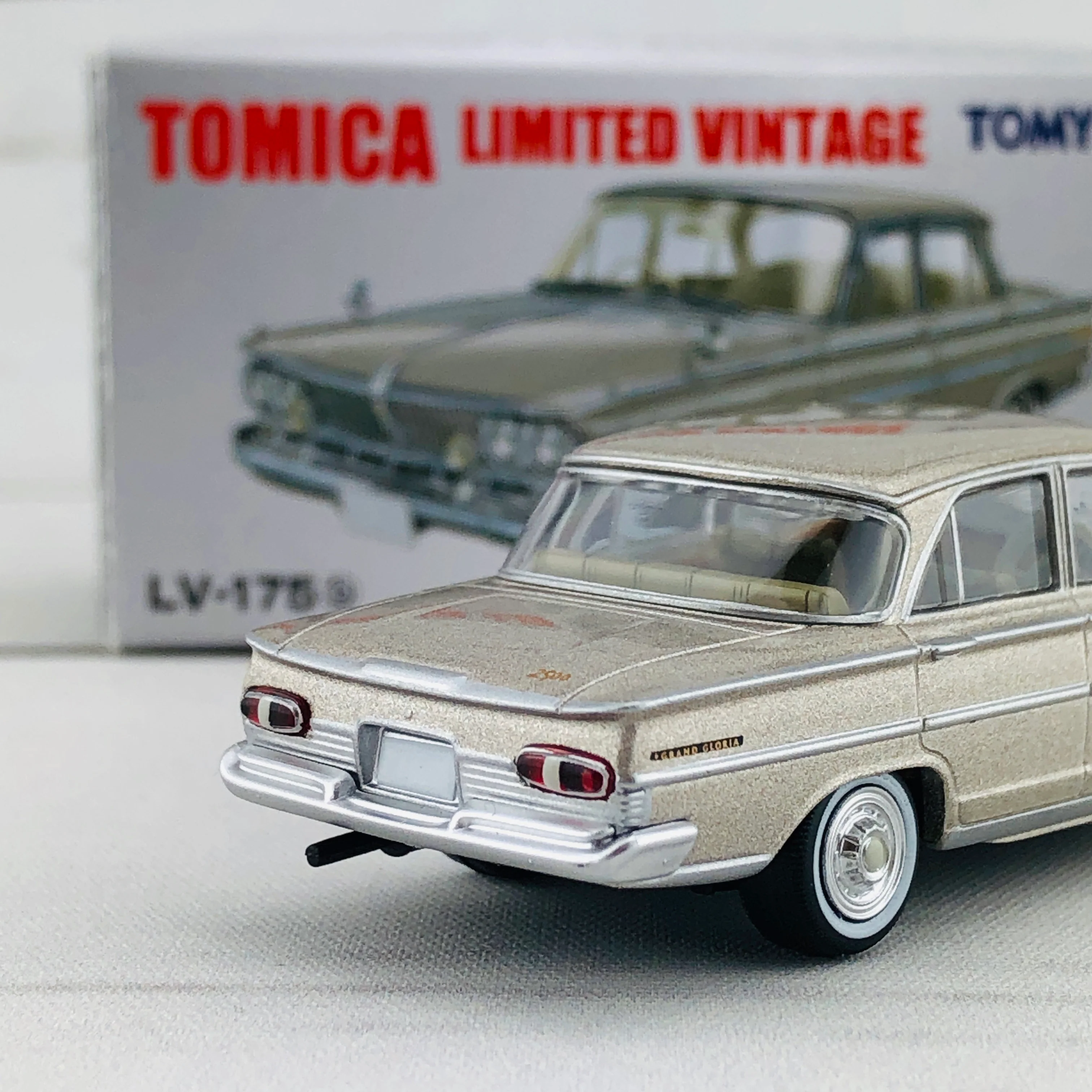 Tomica Limited Vintage 1/64 Nissan Prince Gloria (1964) LV-175b - Image 5