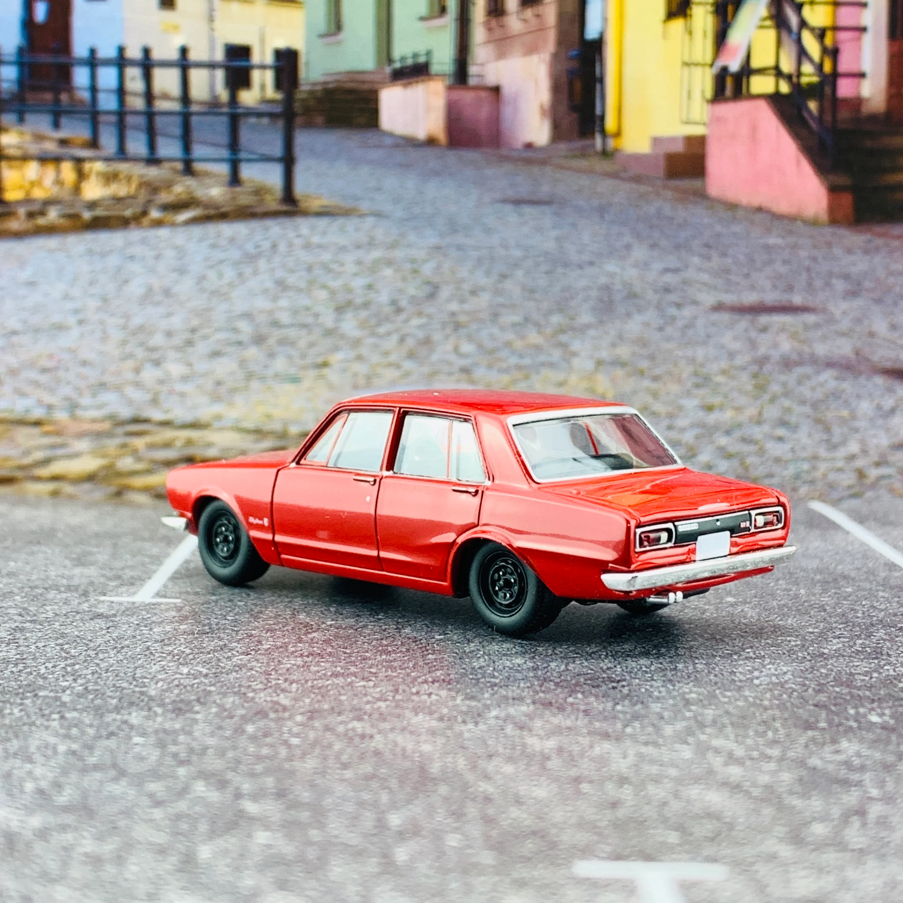 Tomica Limited Vintage 1/64 Nissan Skyline 2000GT-R Red LV-177b - Image 3