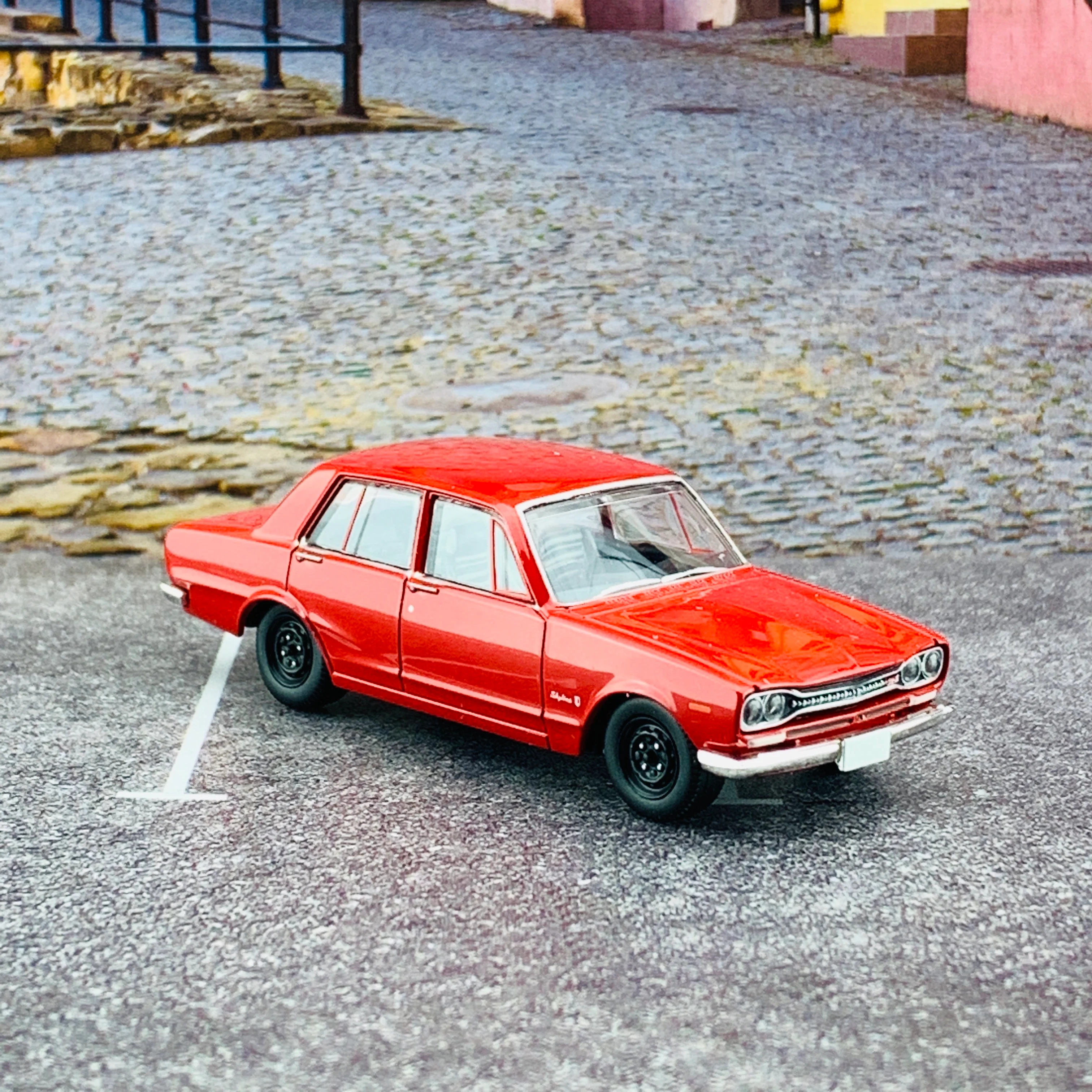 Tomica Limited Vintage 1/64 Nissan Skyline 2000GT-R Red LV-177b - Image 4