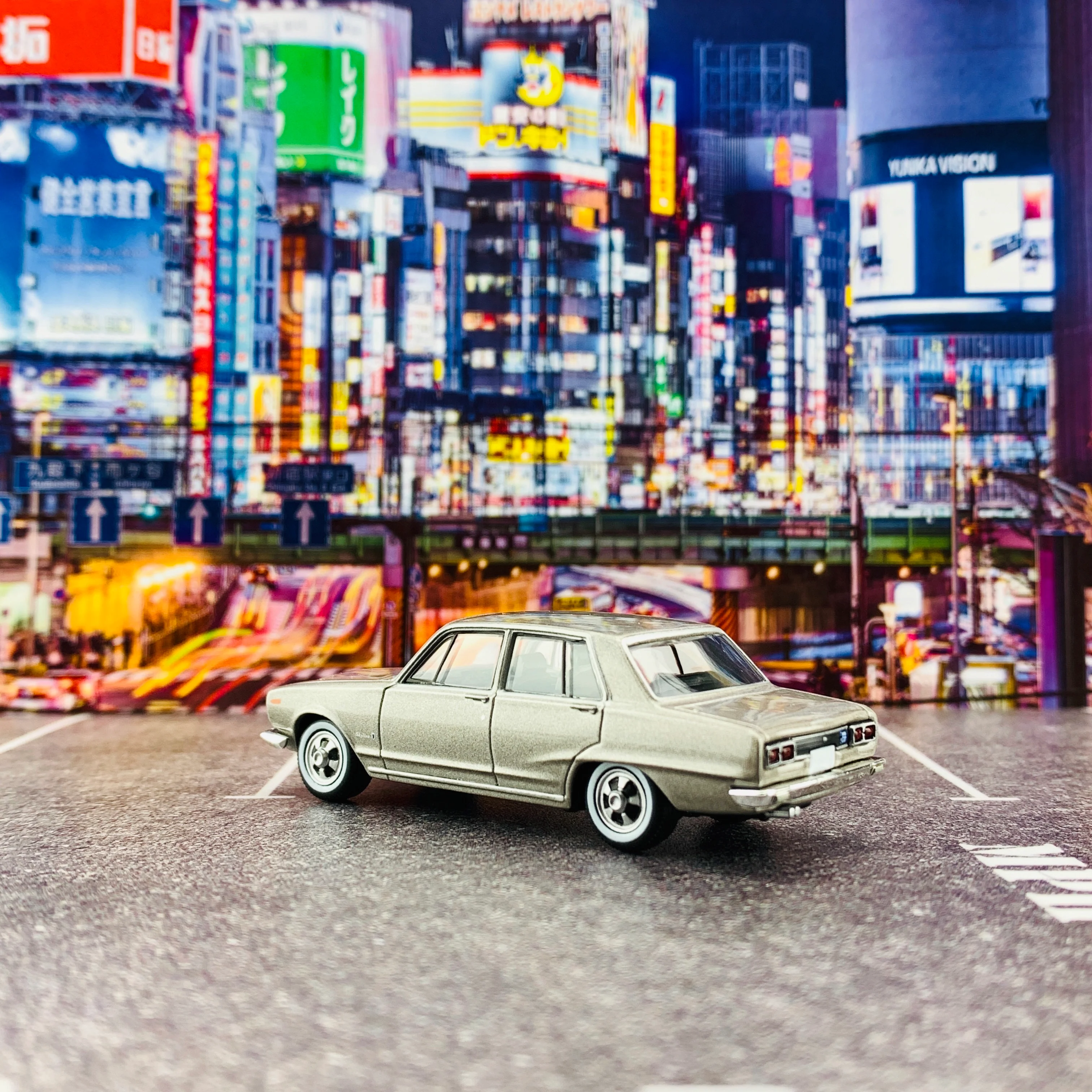 Tomica Limited Vintage 1/64 Nissan Skyline 2000GT-R Silver (1971) LV-167b - Image 2