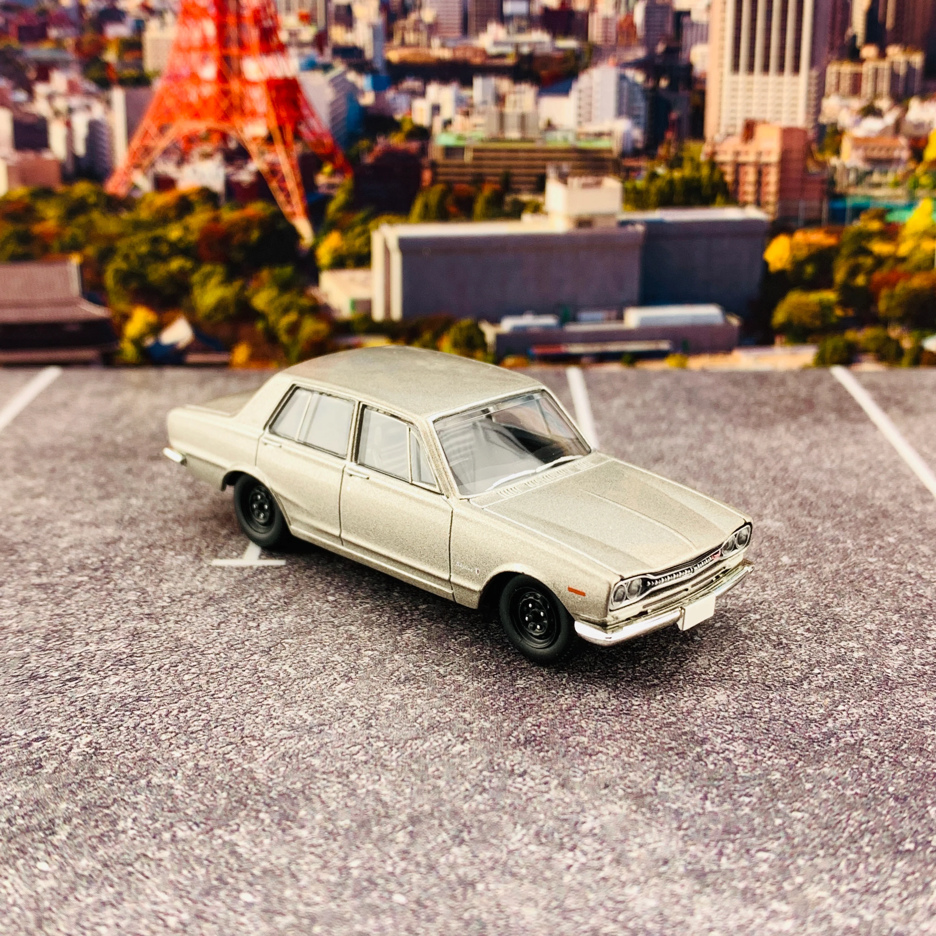 Tomica Limited Vintage 1/64 Nissan Skyline 2000GT-R Silver (1970) LV-177a - Image 3