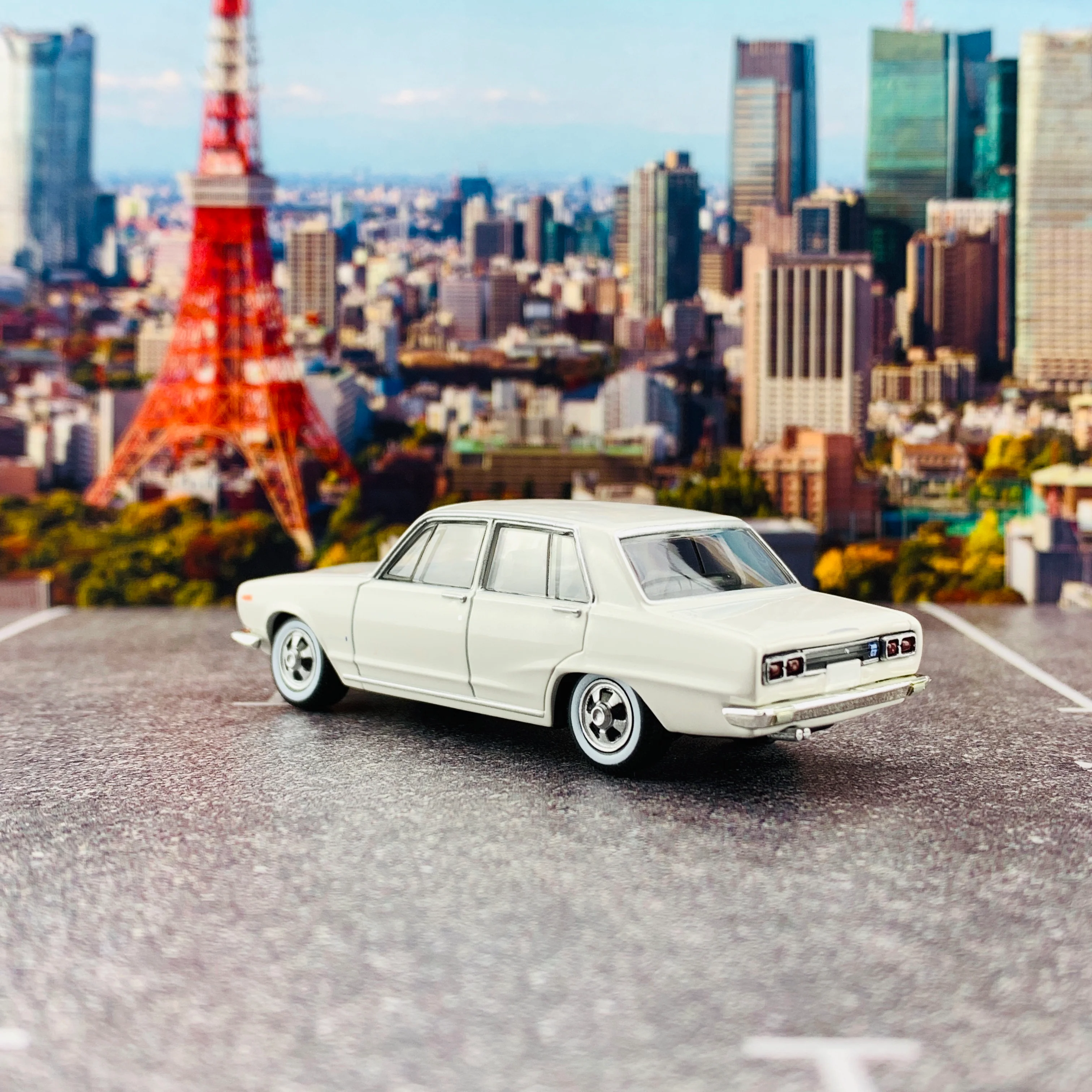 Tomica Limited Vintage 1/64 Nissan Skyline 2000GT-R White (1971) LV-167a - Image 3