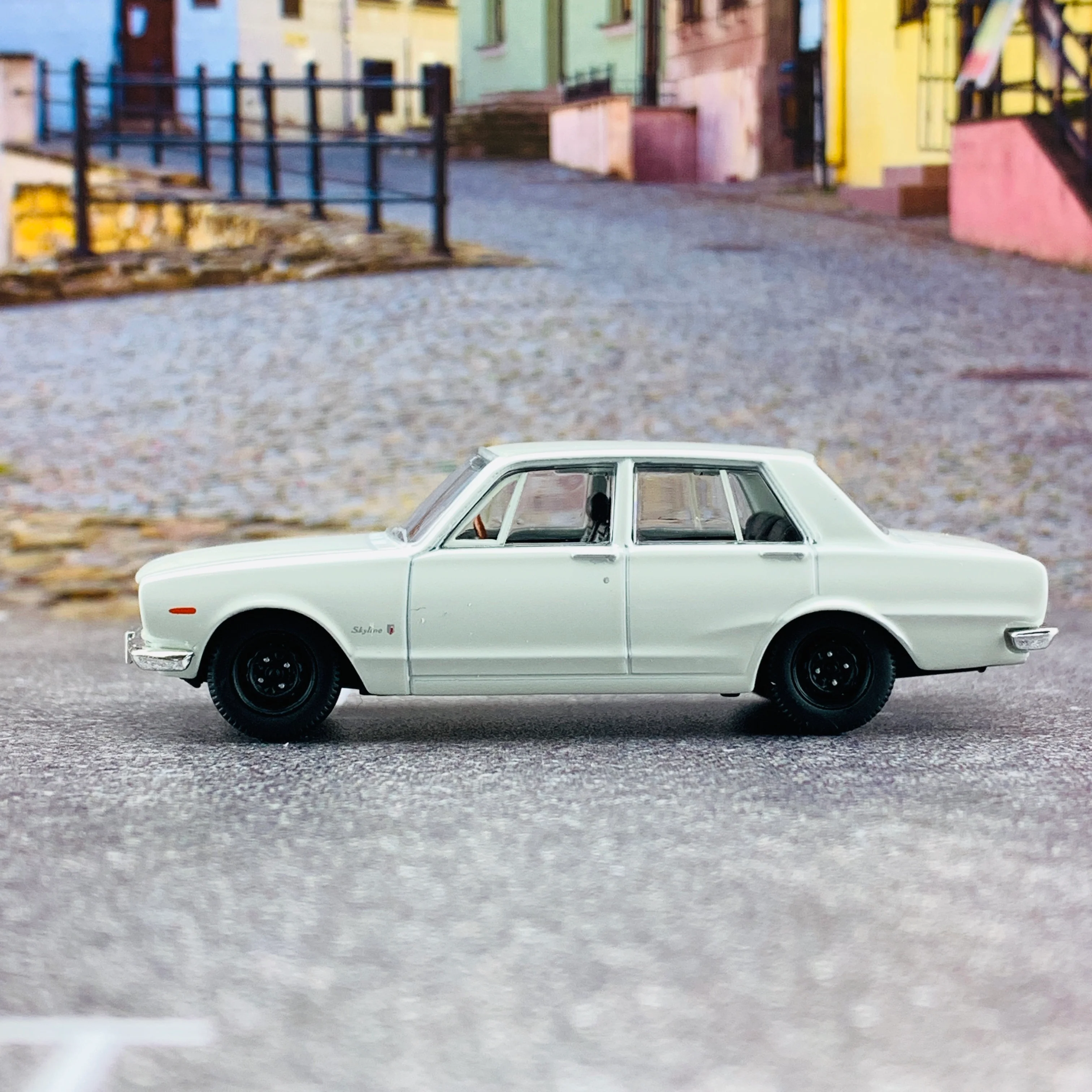 Tomica Limited Vintage 1/64 Nissan Skyline 2000GT-R White LV-176b - Image 2