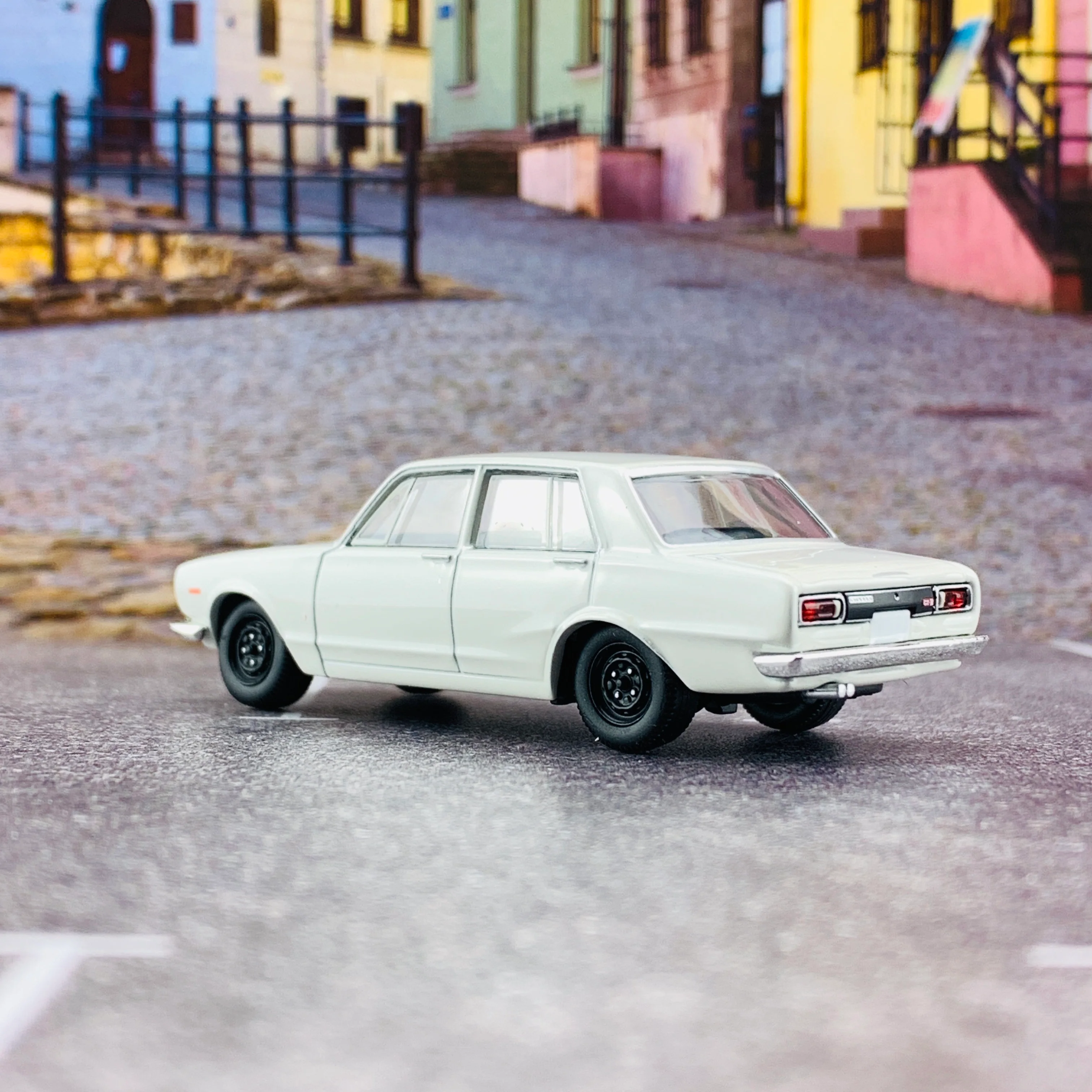 Tomica Limited Vintage 1/64 Nissan Skyline 2000GT-R White LV-176b - Image 3