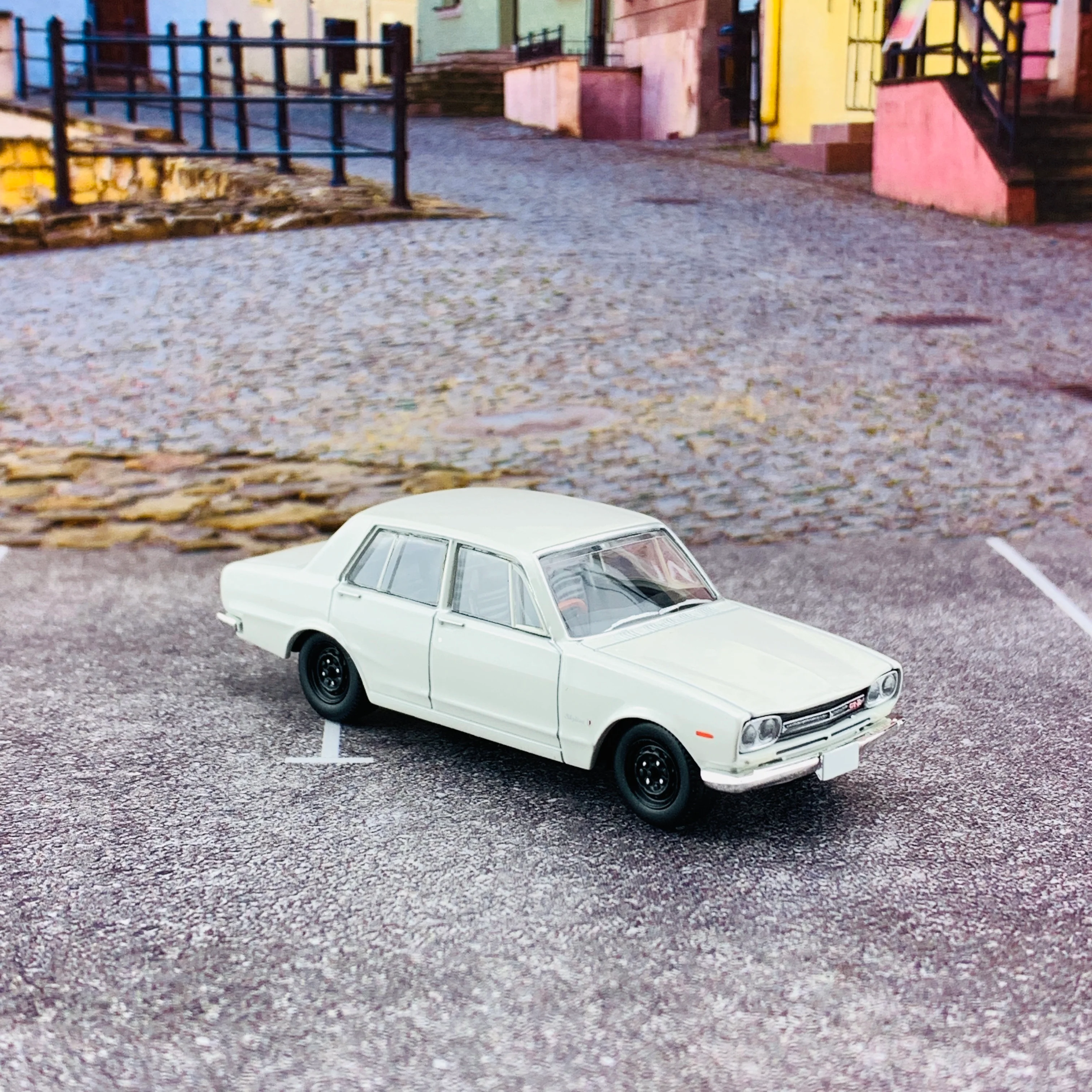 Tomica Limited Vintage 1/64 Nissan Skyline 2000GT-R White LV-176b - Image 4