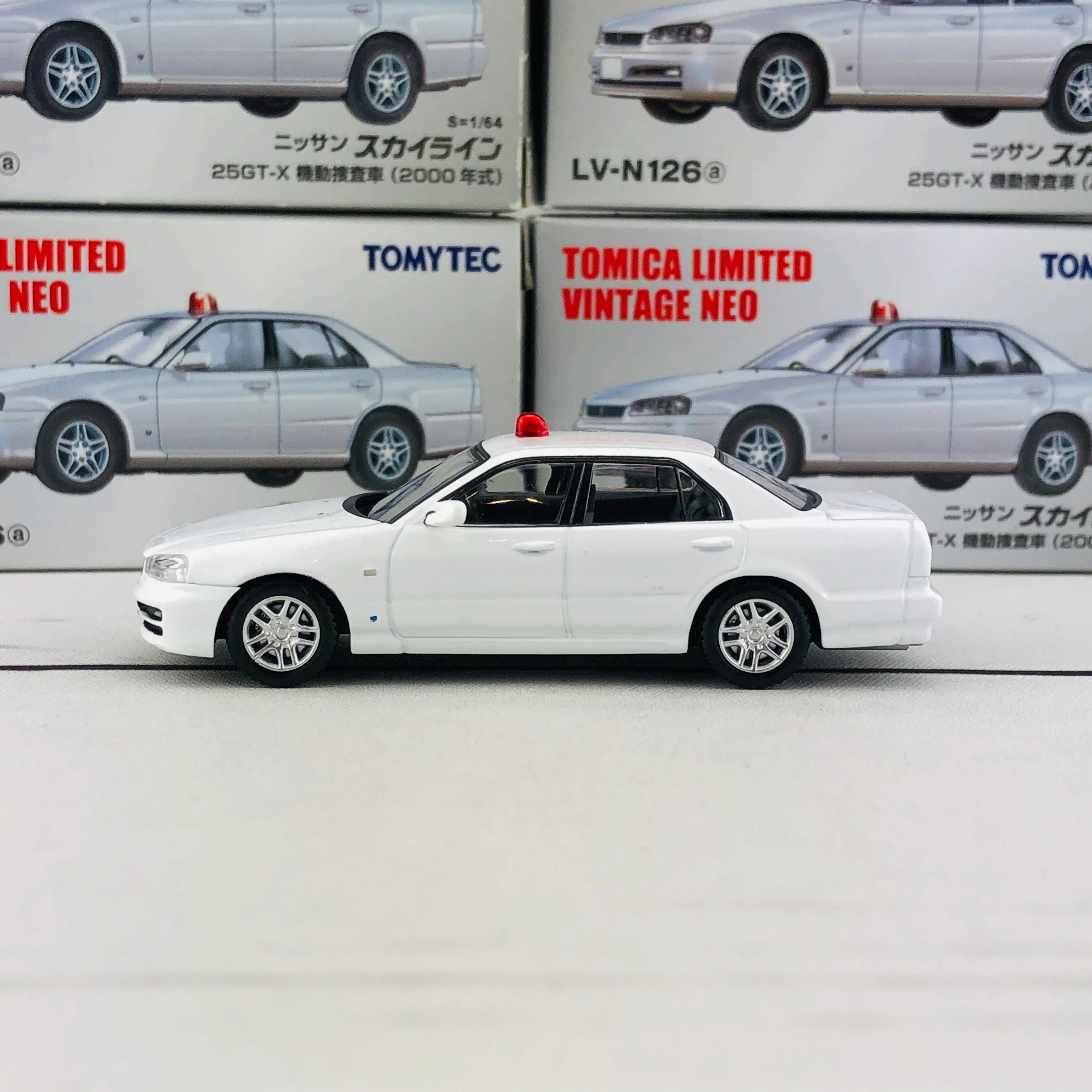 Tomica Limited Vintage 1/64 Nissan Skyline 25GT-X LV-N126a (2000) - Image 2