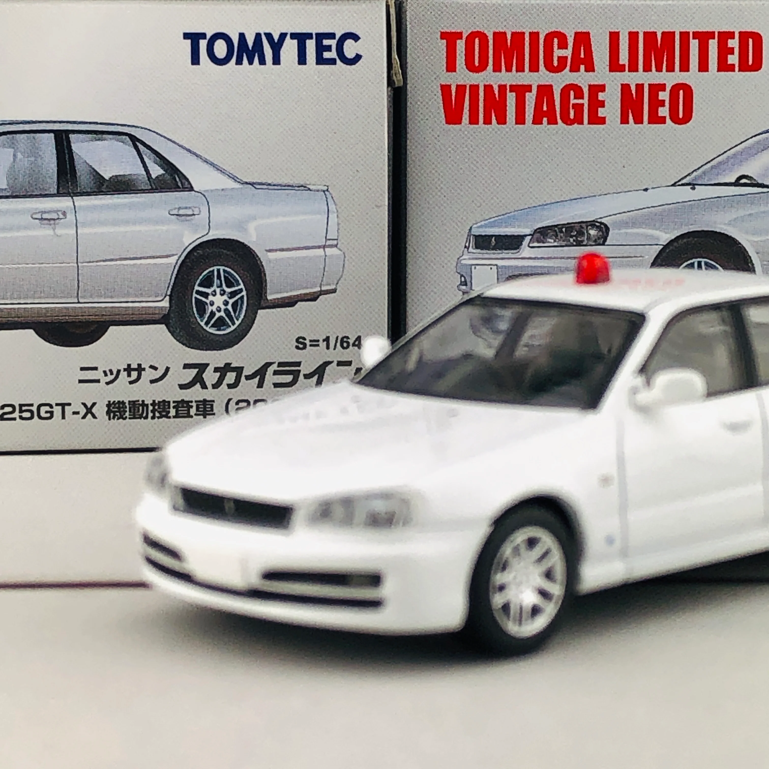 Tomica Limited Vintage 1/64 Nissan Skyline 25GT-X LV-N126a (2000) - Image 3