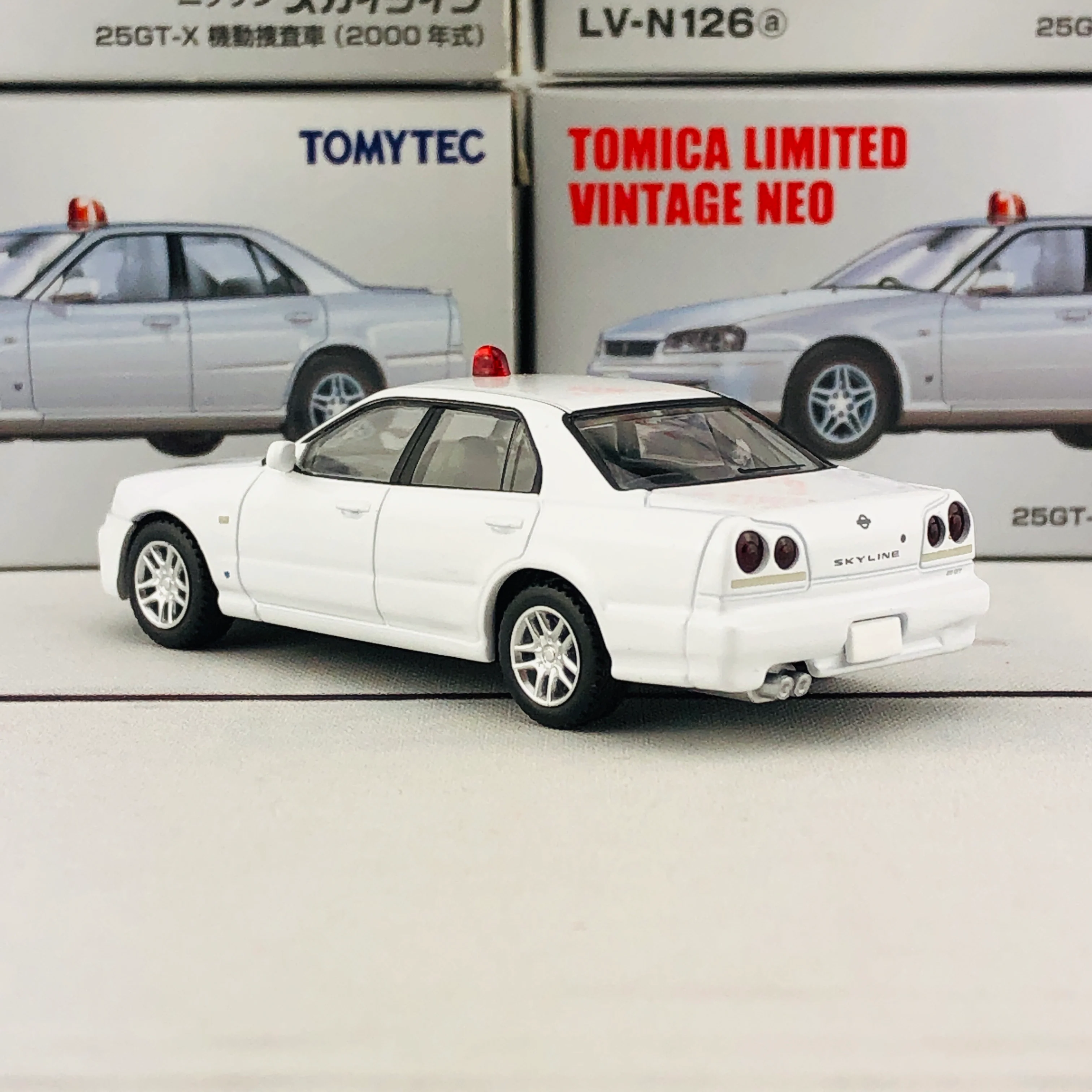 Tomica Limited Vintage 1/64 Nissan Skyline 25GT-X LV-N126a (2000) - Image 4