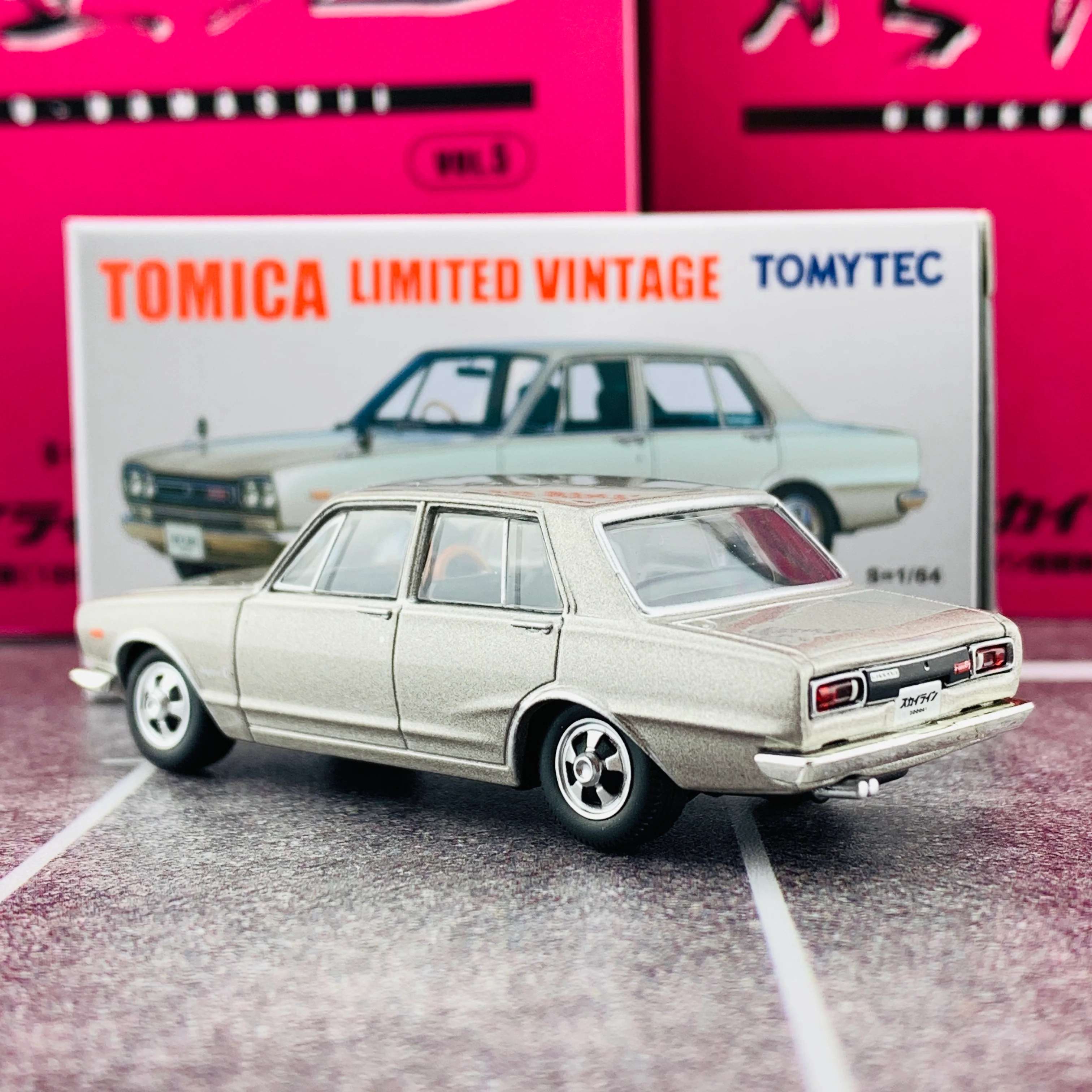 Tomica Limited Vintage 1/64 Ogikubo Damashii Vol. 5 Nissan Skyline 2000GT (1968) - Image 3