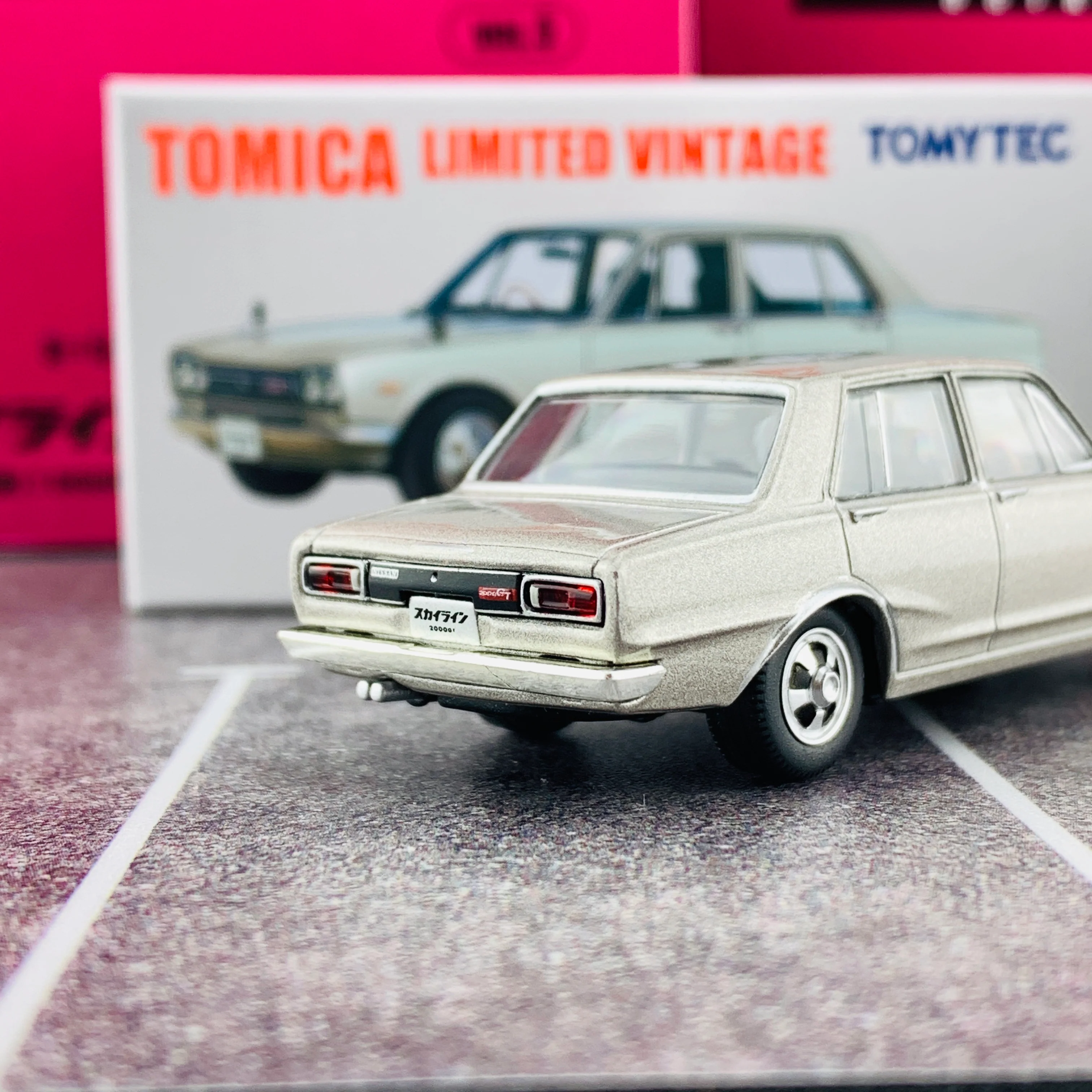 Tomica Limited Vintage 1/64 Ogikubo Damashii Vol. 5 Nissan Skyline 2000GT (1968) - Image 4