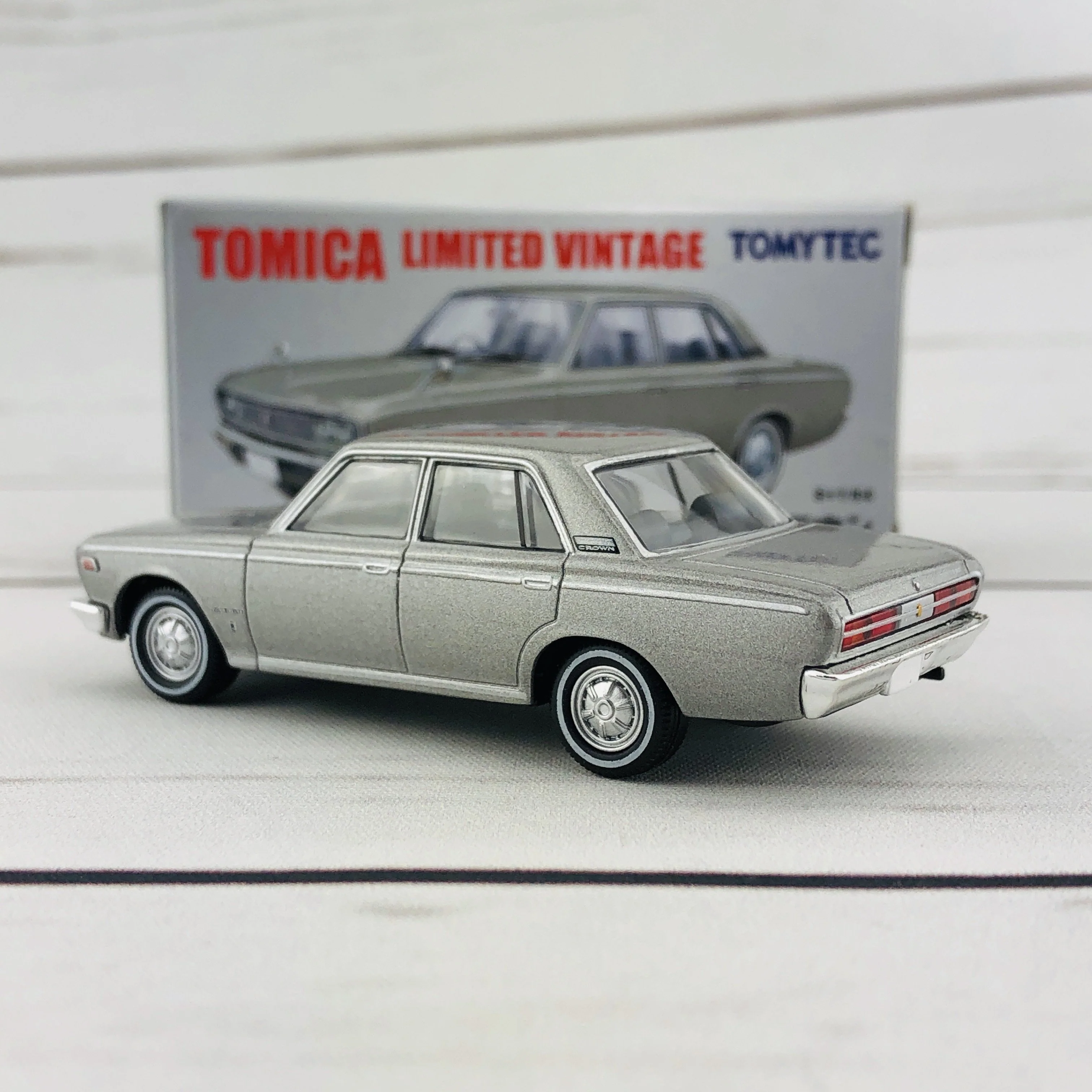Tomica Limited Vintage 1/64 Toyopet Crown Grey (1969) LV-181b - Image 5