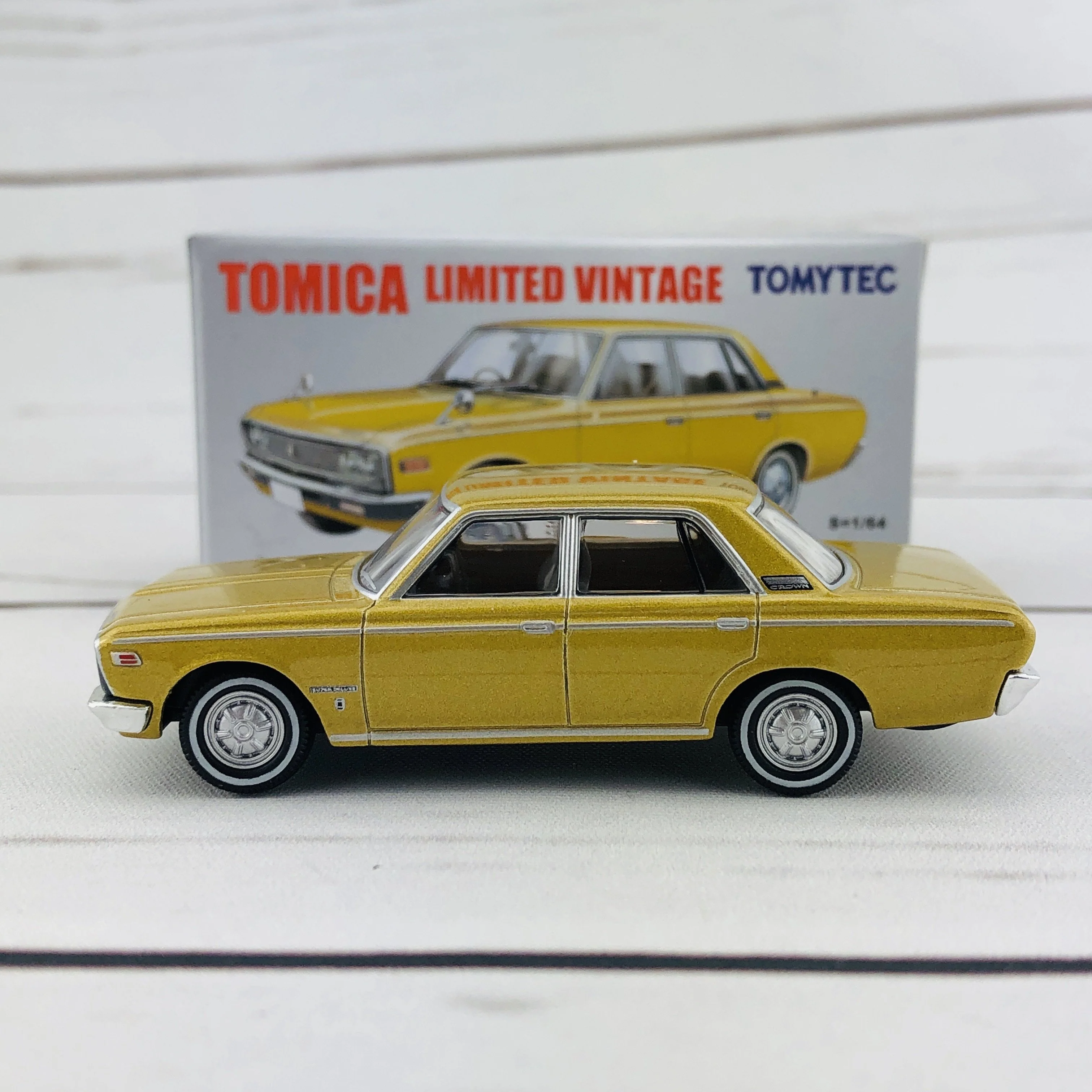 Tomica Limited Vintage 1/64 Toyopet Crown (1969) LV-181a - Image 2