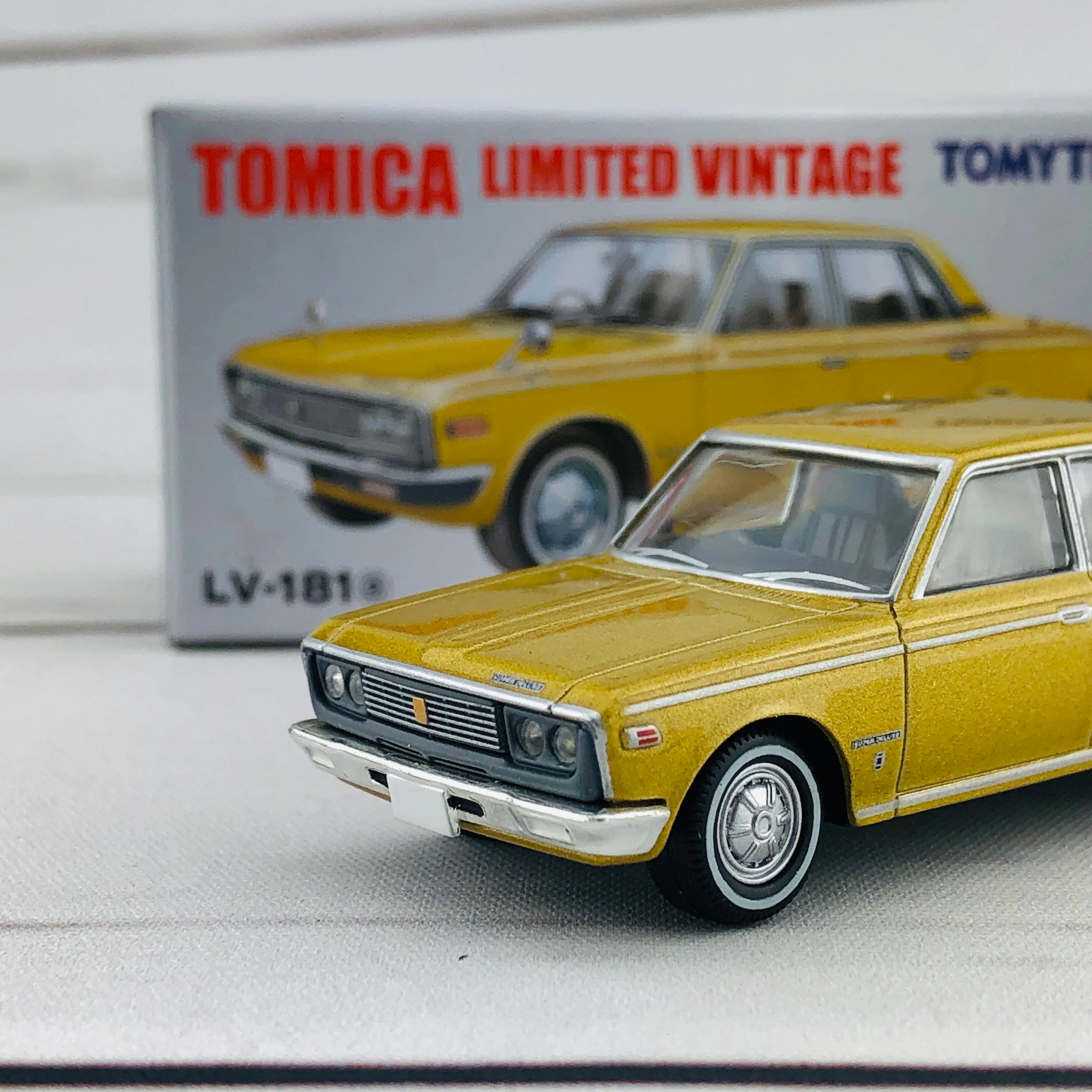 Tomica Limited Vintage 1/64 Toyopet Crown (1969) LV-181a - Image 3