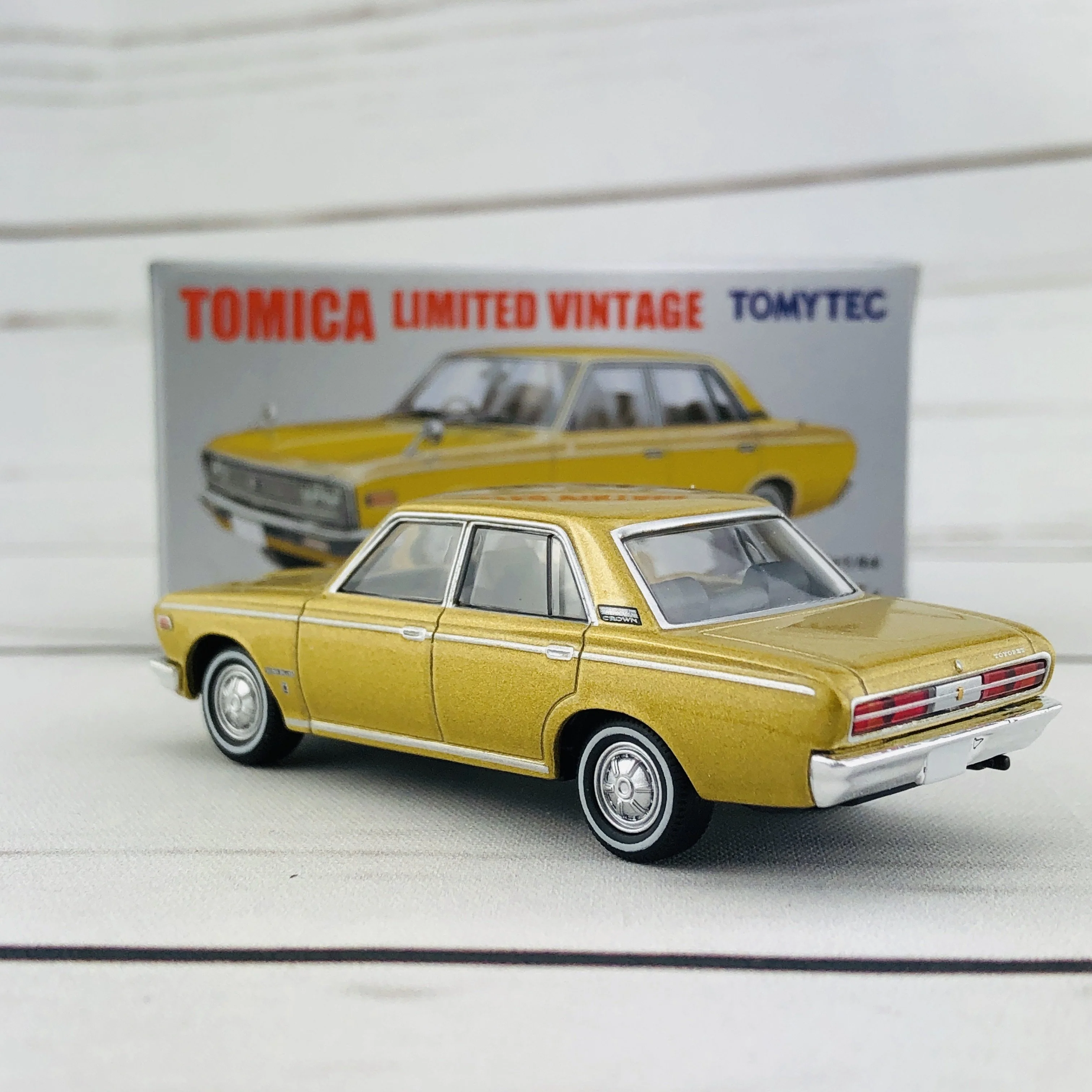 Tomica Limited Vintage 1/64 Toyopet Crown (1969) LV-181a - Image 4