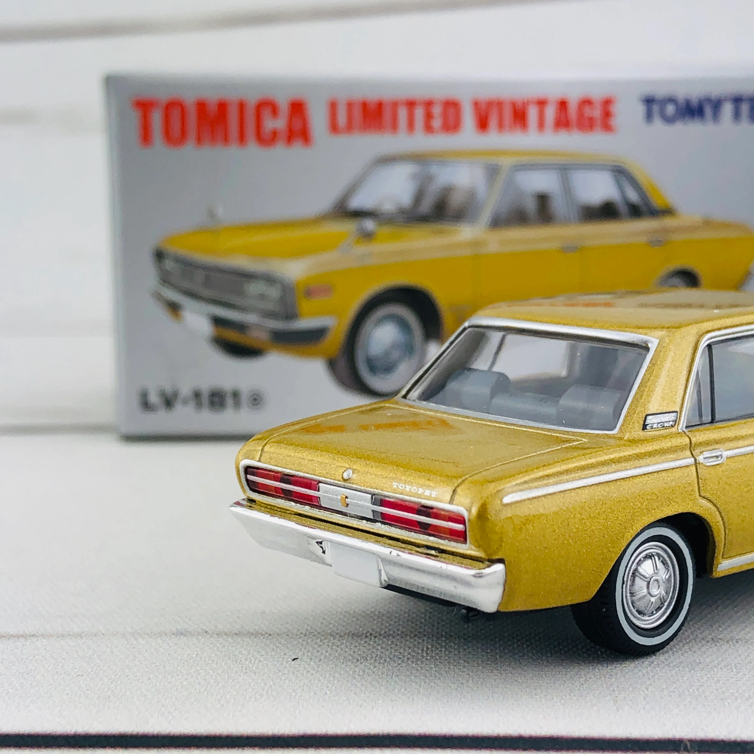 Tomica Limited Vintage 1/64 Toyopet Crown (1969) LV-181a - Image 5