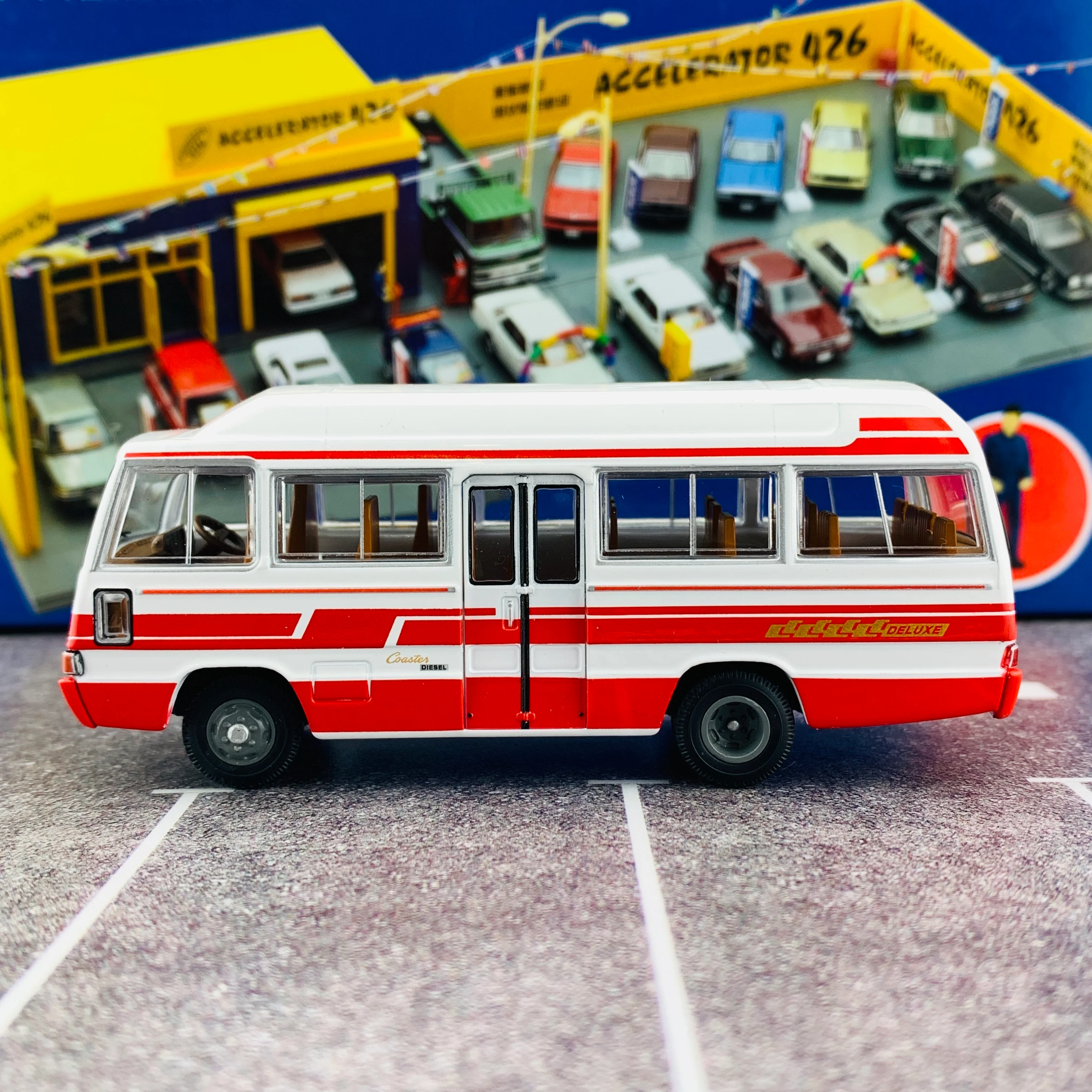 Tomica Limited Vintage 1/64 Toyota Coaster LV-184b (White/Red) - Image 2