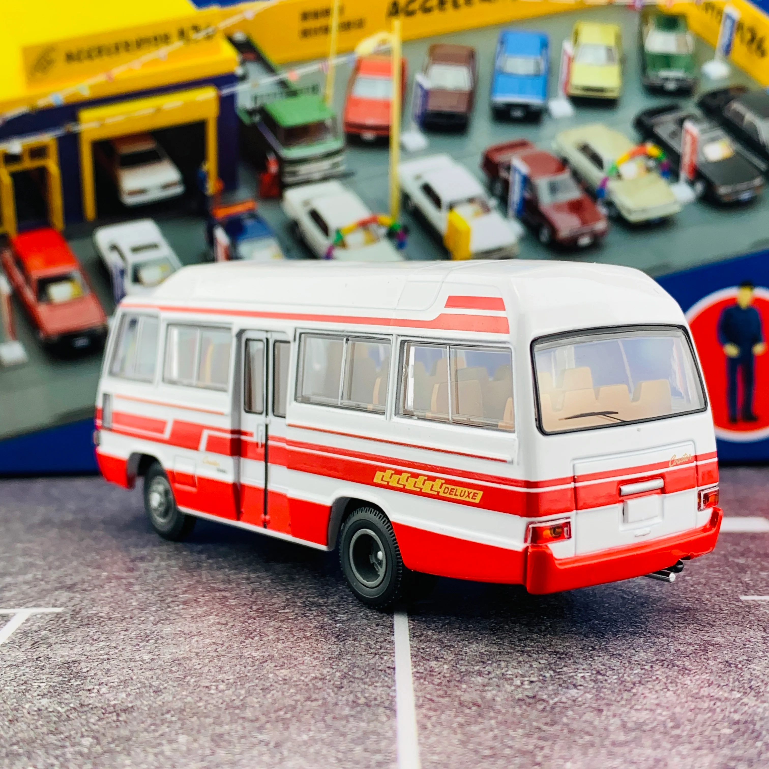 Tomica Limited Vintage 1/64 Toyota Coaster LV-184b (White/Red) - Image 3