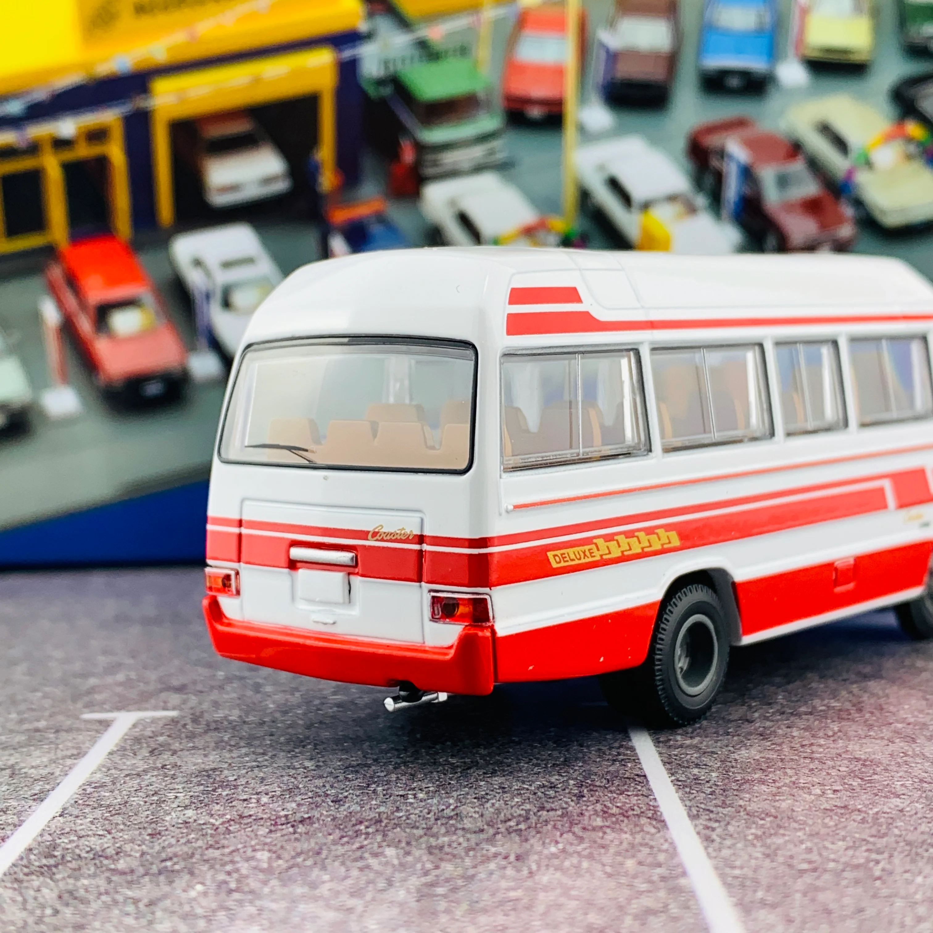 Tomica Limited Vintage 1/64 Toyota Coaster LV-184b (White/Red) - Image 4