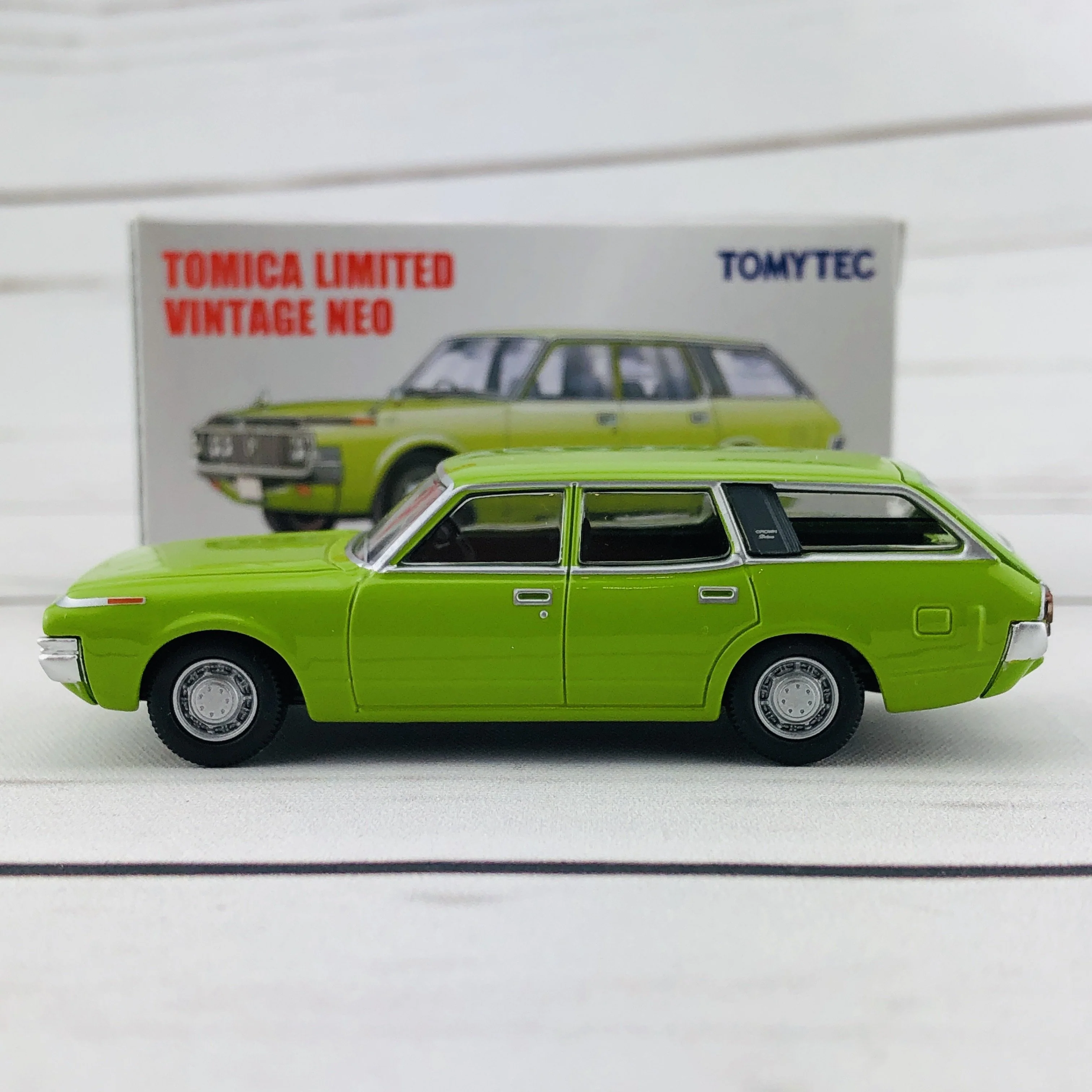 Tomica Limited Vintage 1/64 Toyota Crown Van Deluxe Green (1973) LV-N163a - Image 2