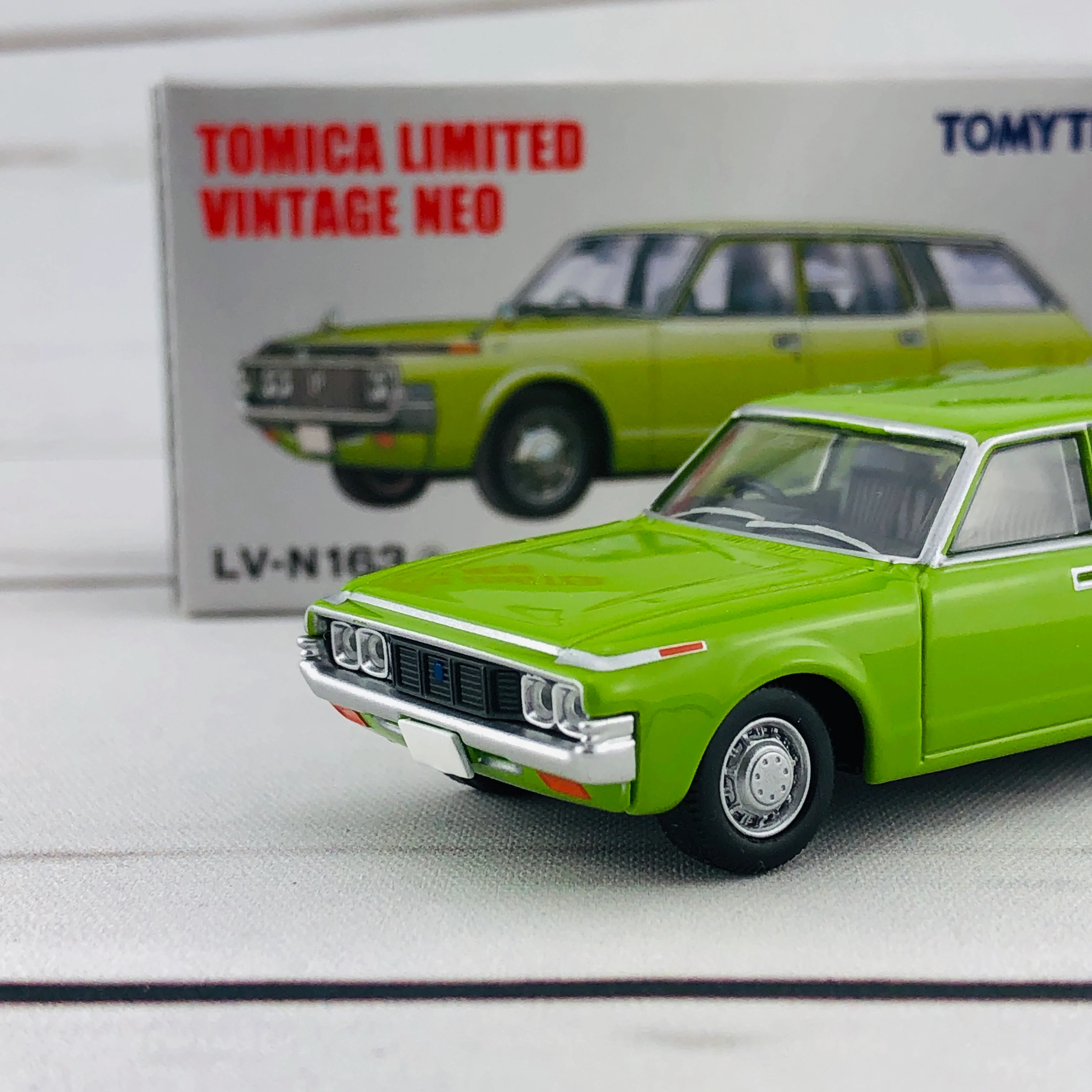 Tomica Limited Vintage 1/64 Toyota Crown Van Deluxe Green (1973) LV-N163a - Image 3