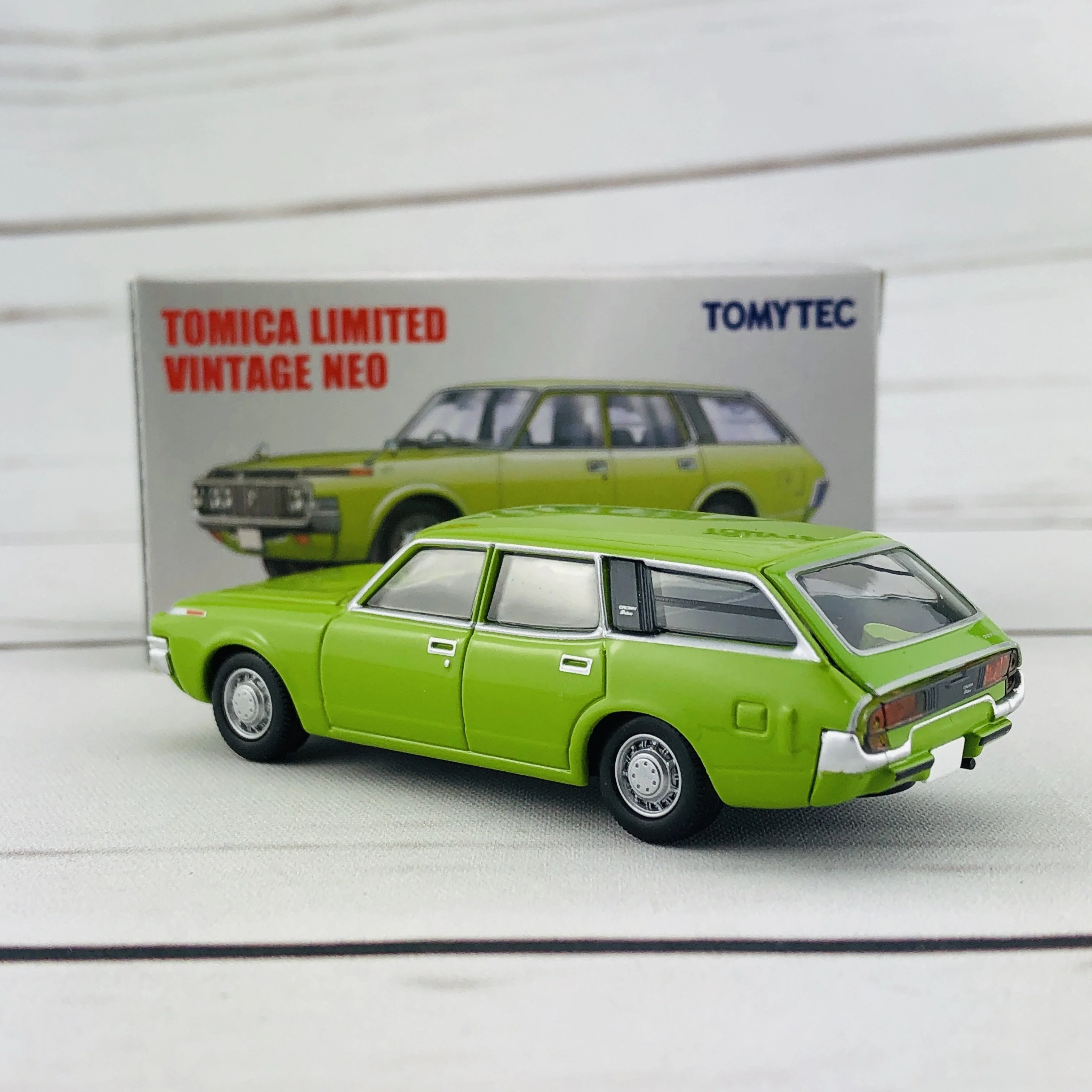 Tomica Limited Vintage 1/64 Toyota Crown Van Deluxe Green (1973) LV-N163a - Image 4