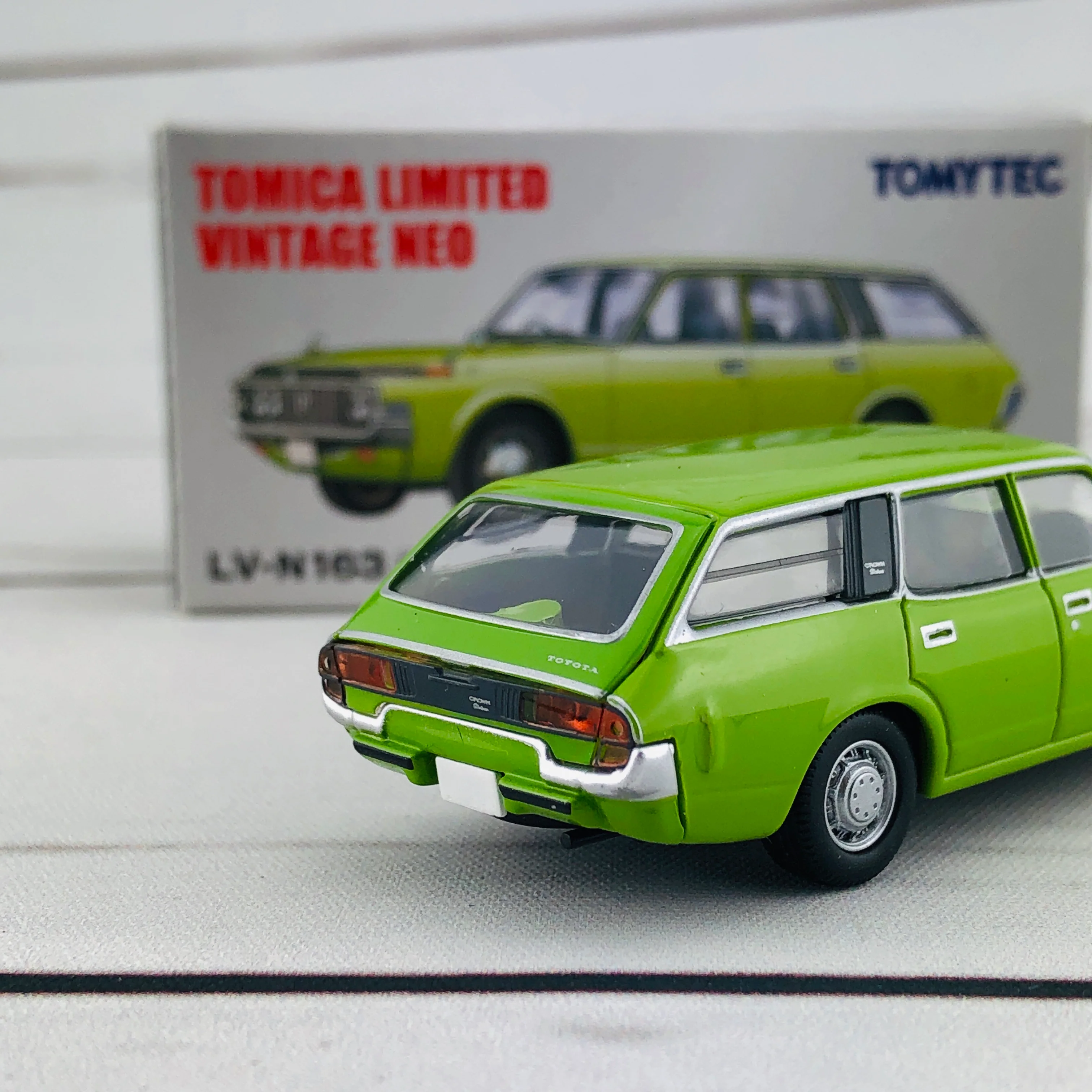 Tomica Limited Vintage 1/64 Toyota Crown Van Deluxe Green (1973) LV-N163a - Image 5