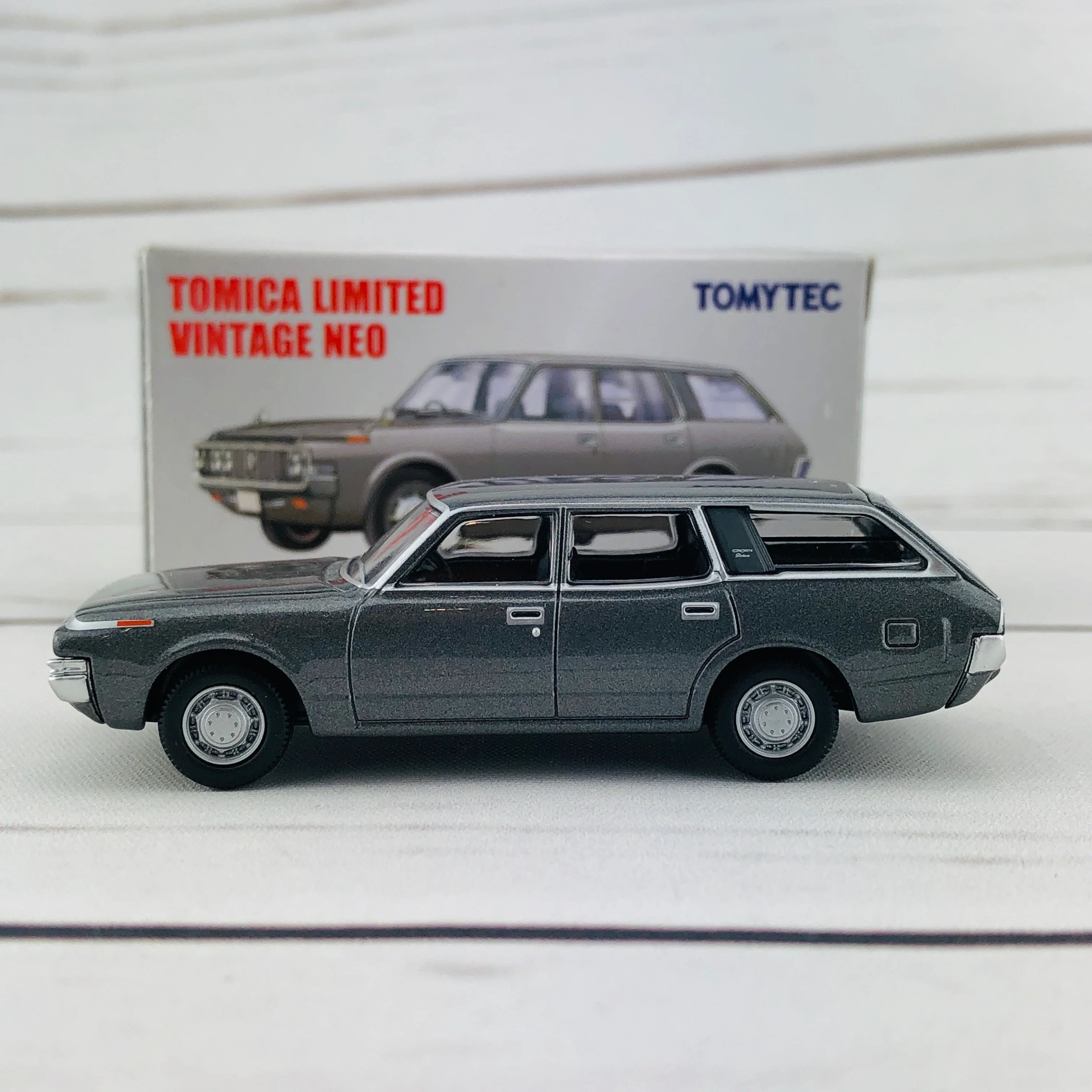 Tomica Limited Vintage 1/64 Toyota Crown Van Deluxe Grey (1973) LV-N163b - Image 2