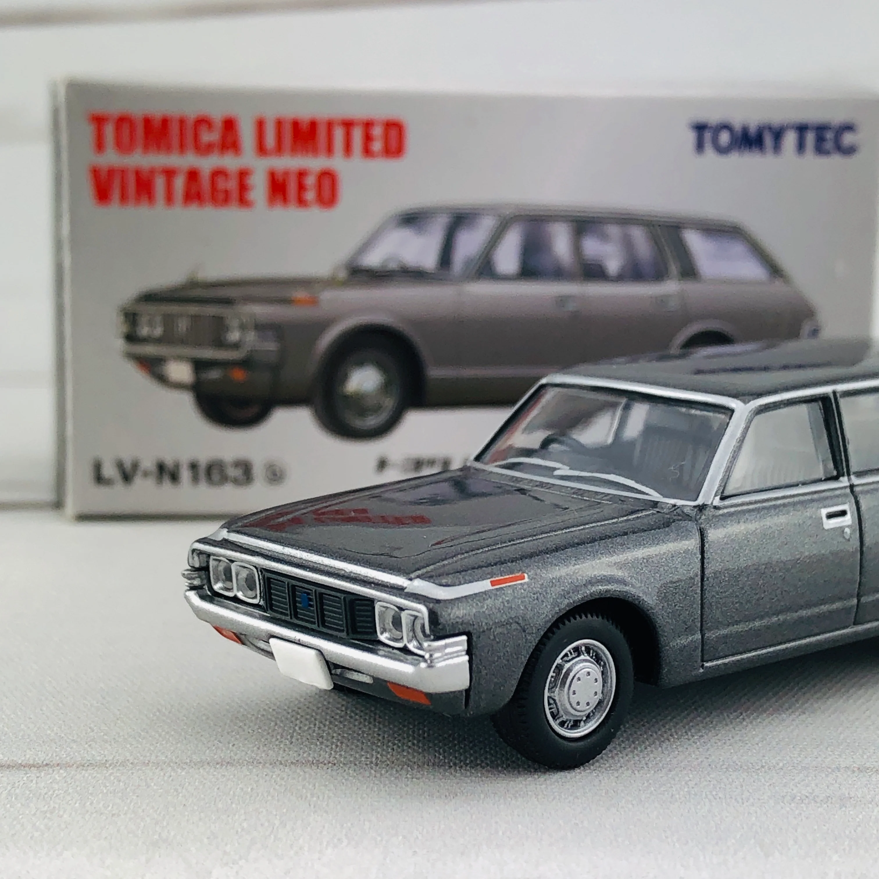 Tomica Limited Vintage 1/64 Toyota Crown Van Deluxe Grey (1973) LV-N163b - Image 3