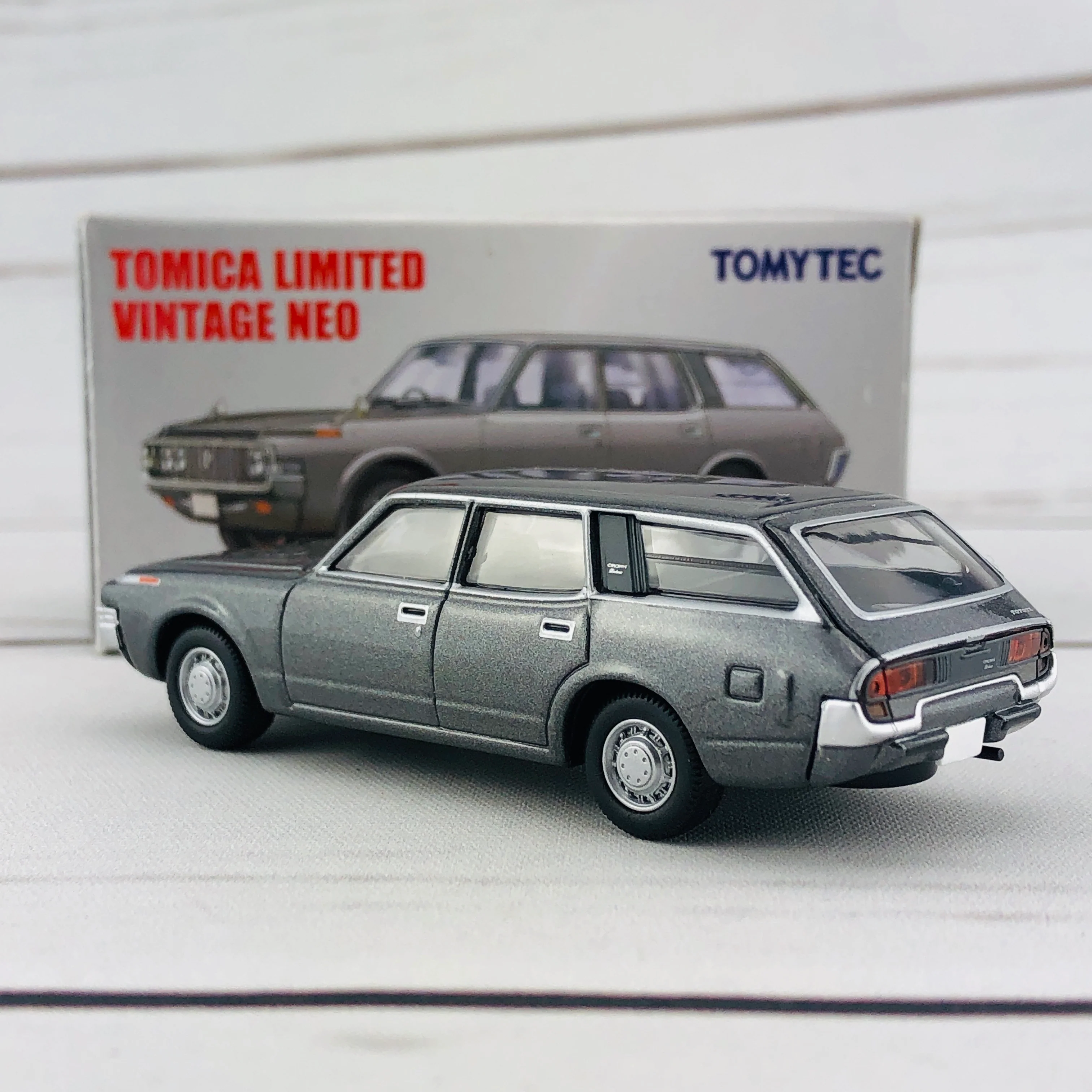Tomica Limited Vintage 1/64 Toyota Crown Van Deluxe Grey (1973) LV-N163b - Image 4
